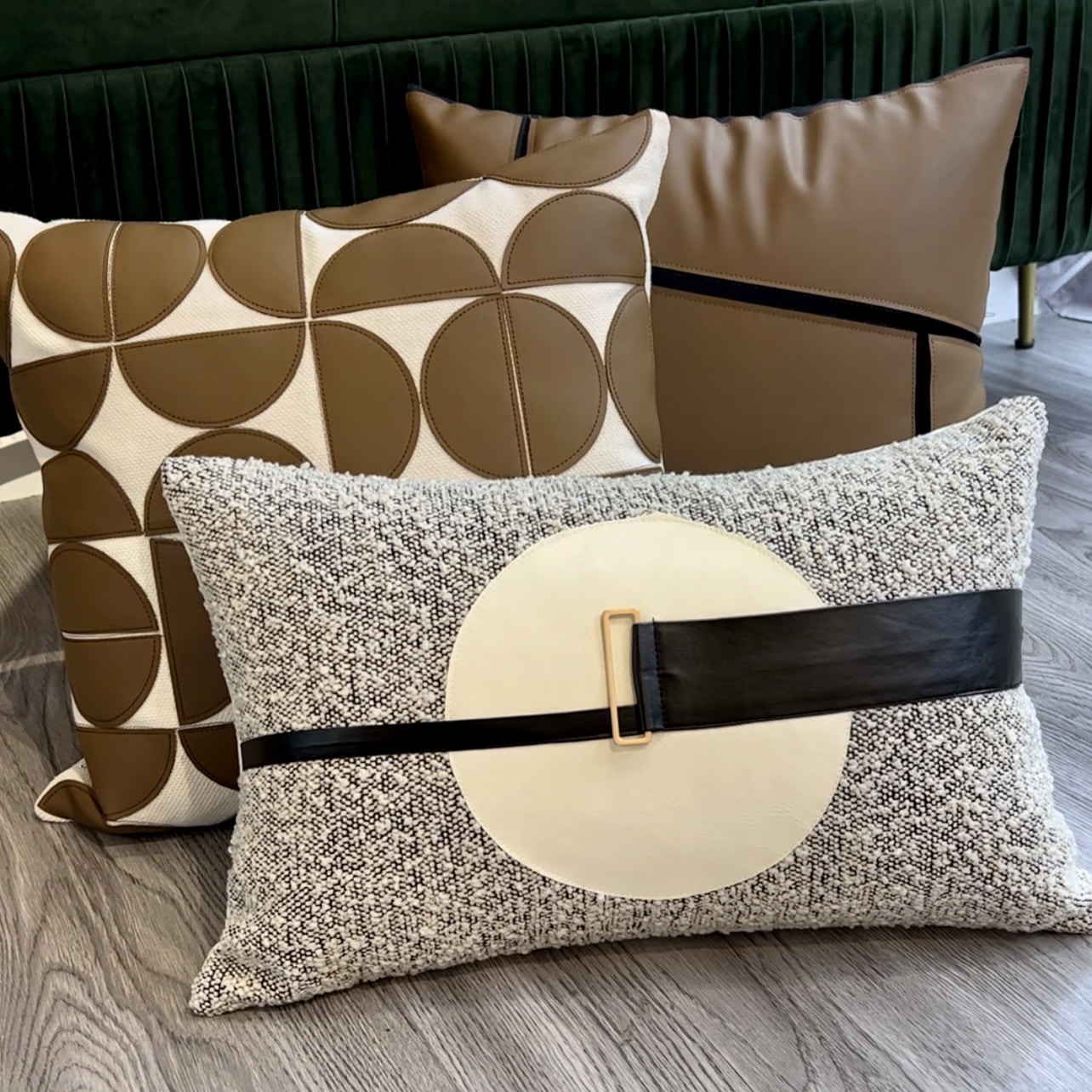 כרית מרובעת רקע בז חצאי עיגול דמוי עור חום 45/45 דגם איקו כולל מילוי