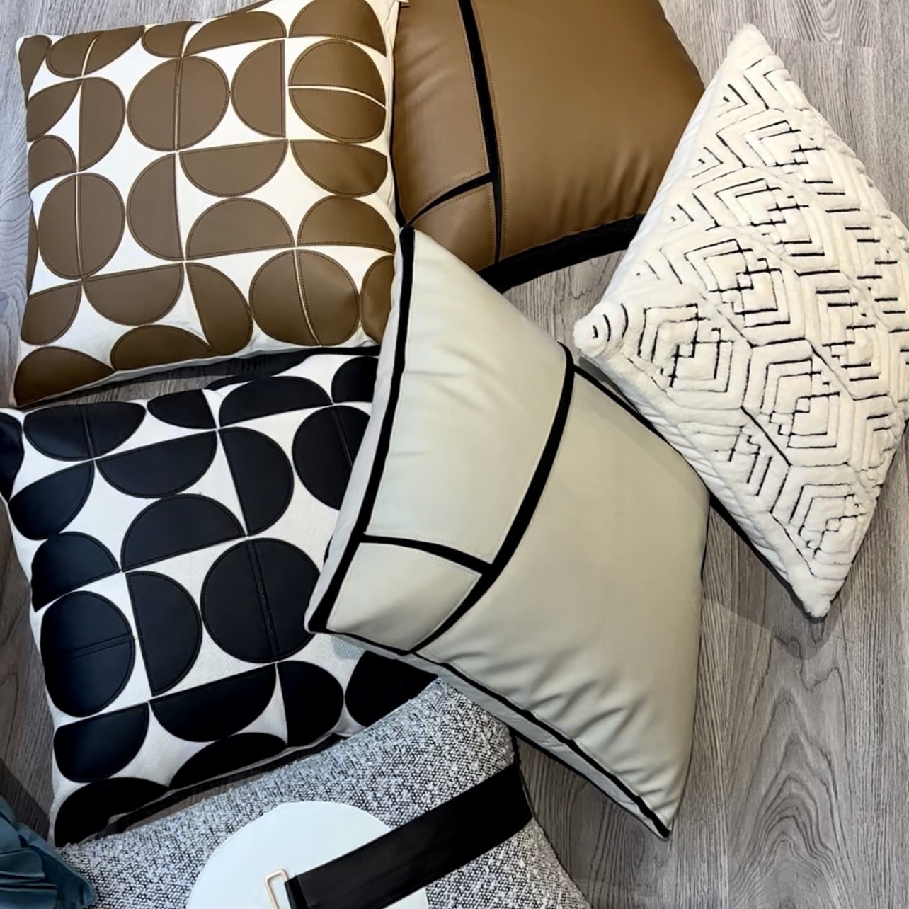 כרית מרובעת רקע בז חצאי עיגול דמוי עור חום 45/45 דגם איקו כולל מילוי