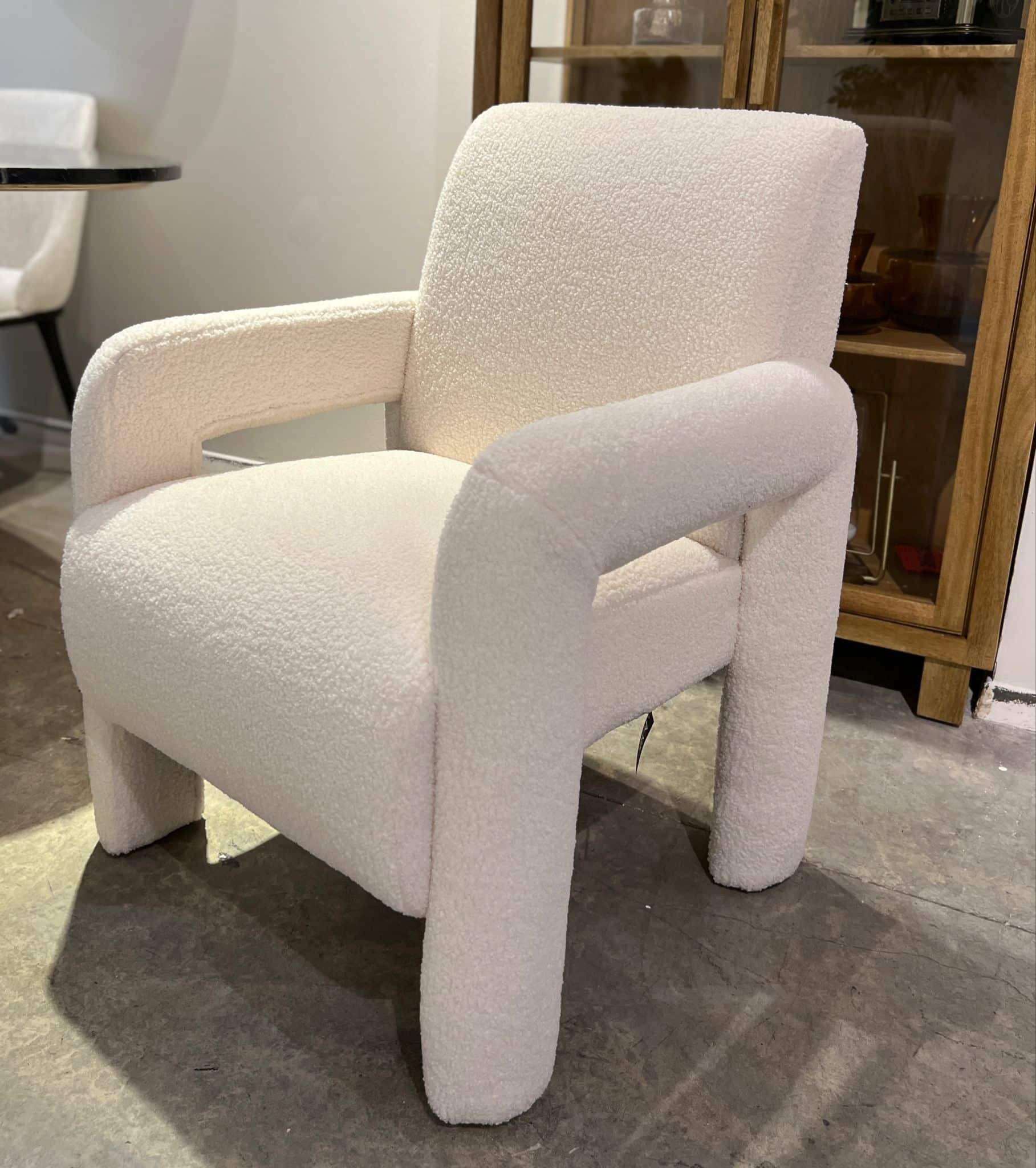 כורסא ייחודית ידיות מרופדות בד בוקלה שמנת דגם איקו כורסא ייחודית ידיות מרופדות בד בוקלה שמנת דגם איקו