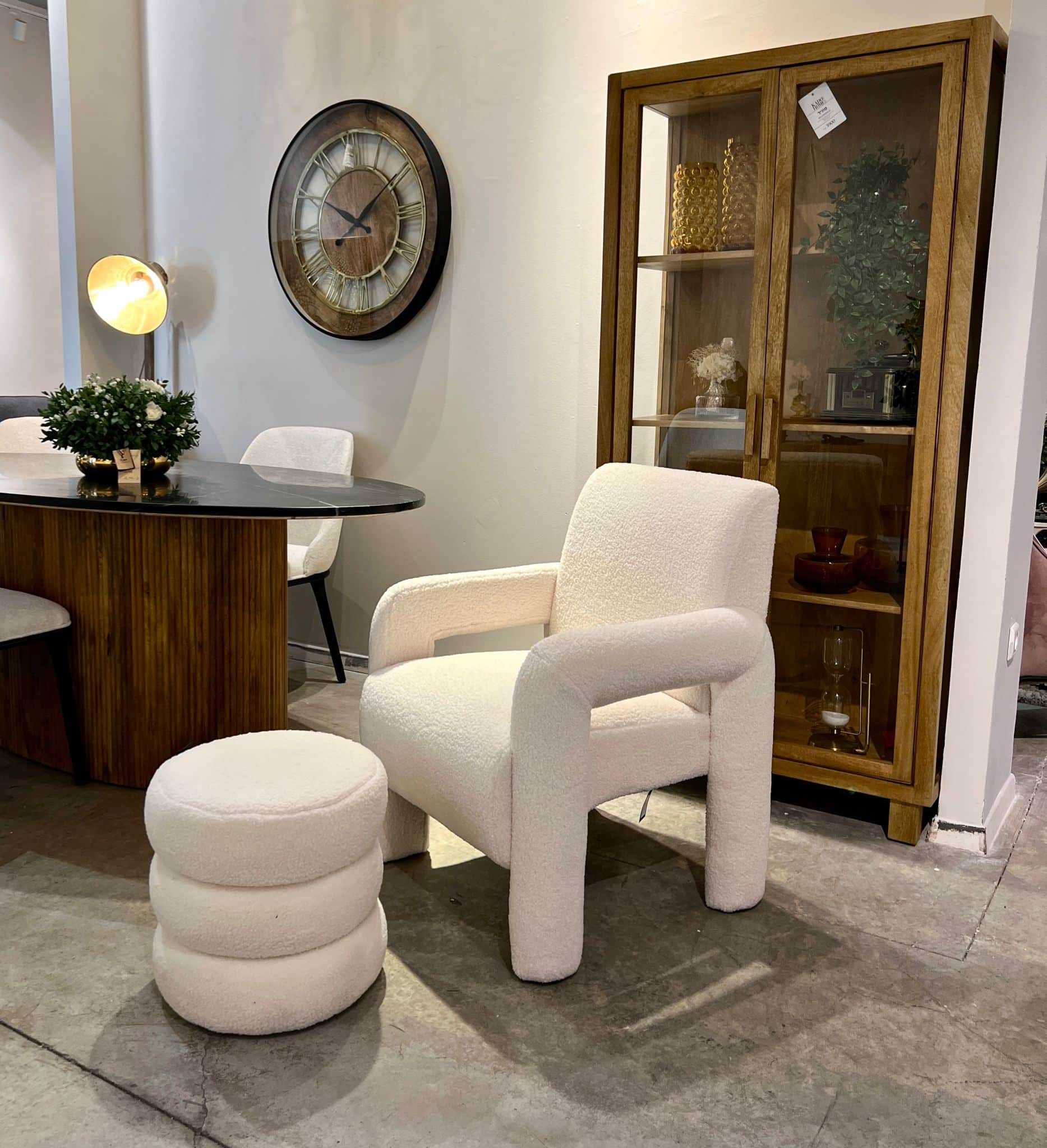 כורסא ייחודית ידיות מרופדות בד בוקלה שמנת דגם איקו כורסא ייחודית ידיות מרופדות בד בוקלה שמנת דגם איקו