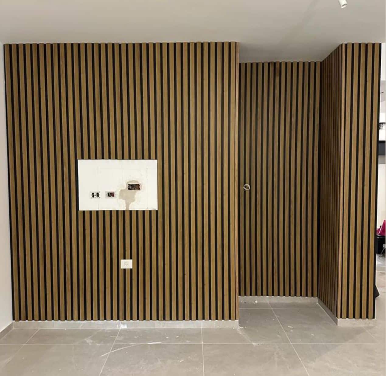 חיפוי קיר פולימרי פסים בולטים גוון עץ אלון רקע שחור חיפוי קיר פולימרי פסים בולטים גוון עץ אלון רקע שחור