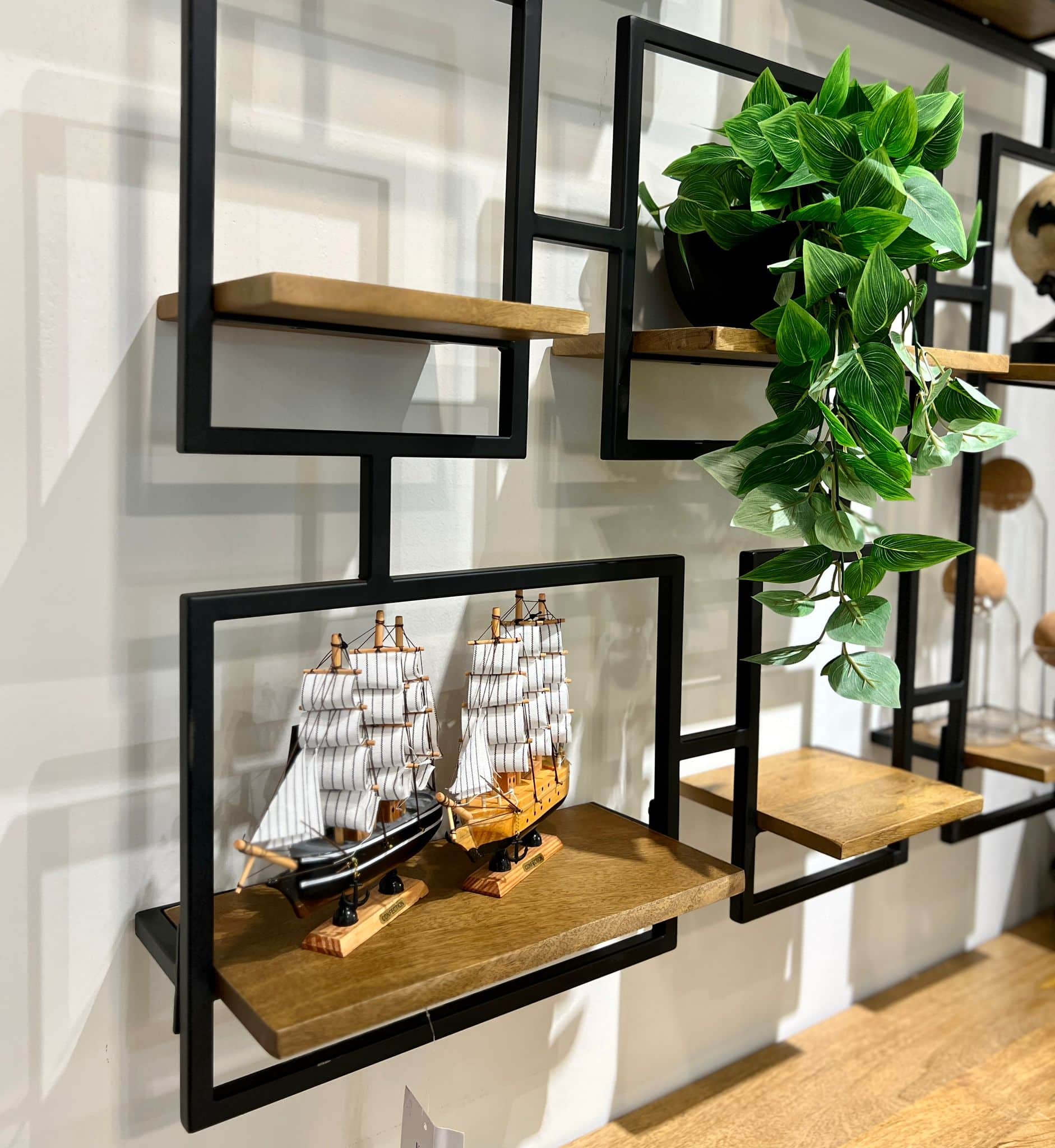 סט 8 מדפי תליה מחוברים עץ מסגרת ברזל שחור דגם סוניל