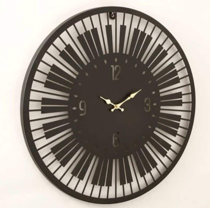 שעון קיר פסנתר בצבע שחור לבן