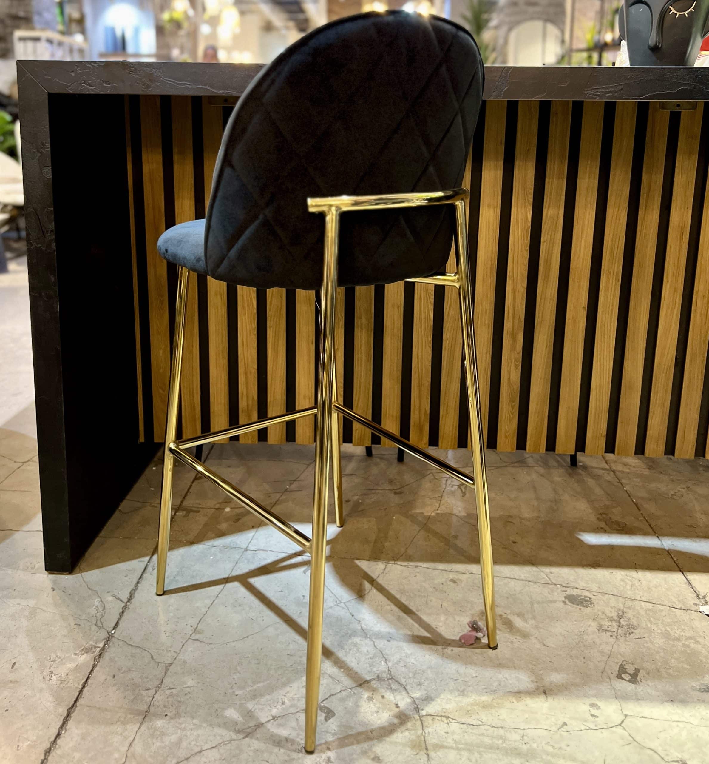 כיסא בר דגם רויאל קטיפה שחור רגל זהב כיסא בר דגם רויאל קטיפה שחור רגל זהב