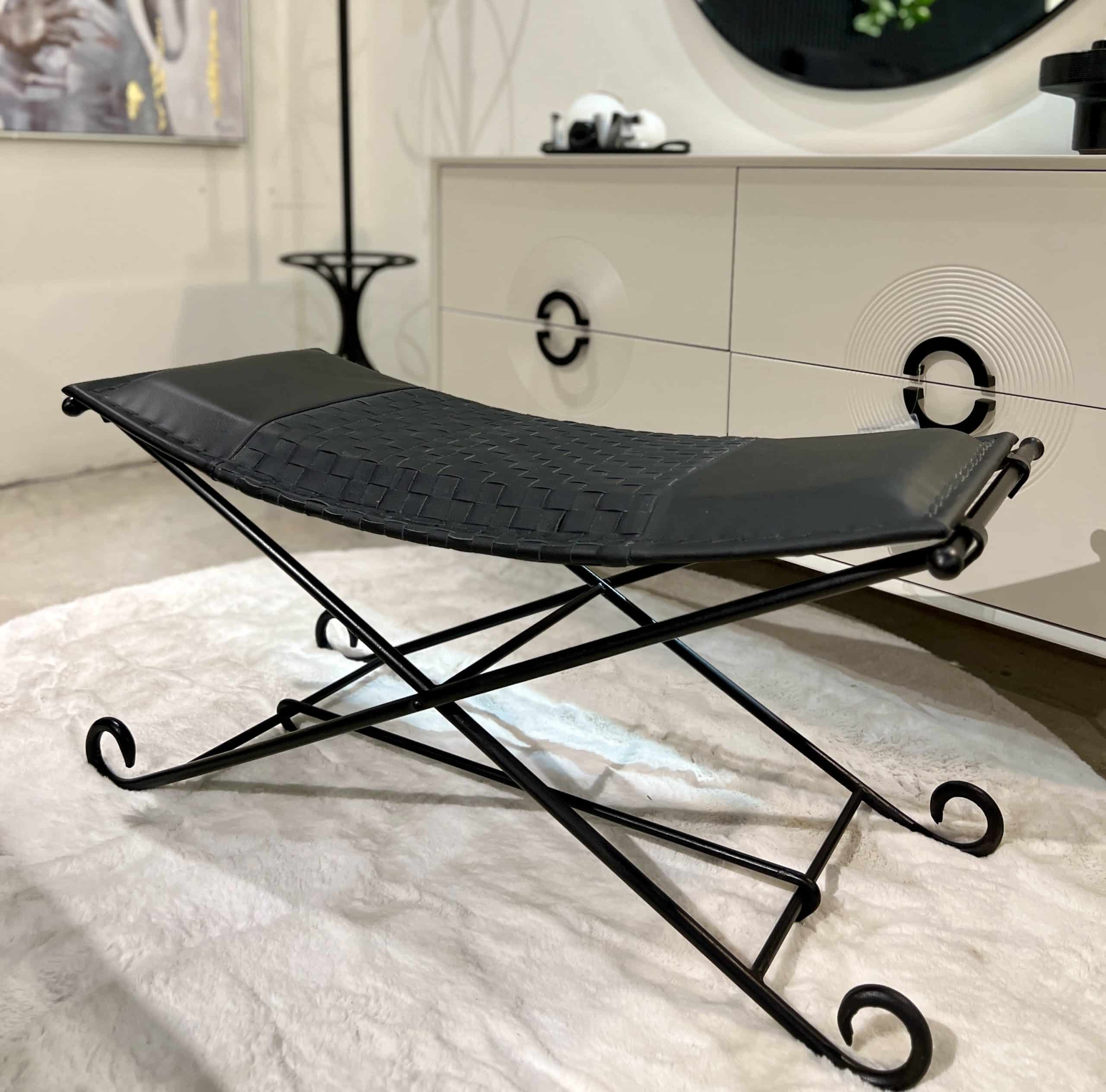 הדום דגם אמבסדור מלבני עור בופאלו שחור - אחרון מתצוגה! הדום דגם אמבסדור מלבני עור בופאלו שחור - אחרון מתצוגה!