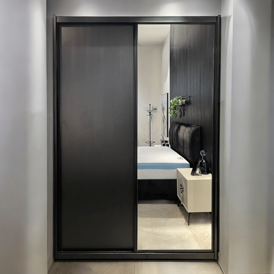 ארון הזזה עם דלת מראה וזוג מגירות דגם תמר בעיצוב אישי ארון הזזה עם דלת מראה וזוג מגירות דגם תמר בעיצוב אישי