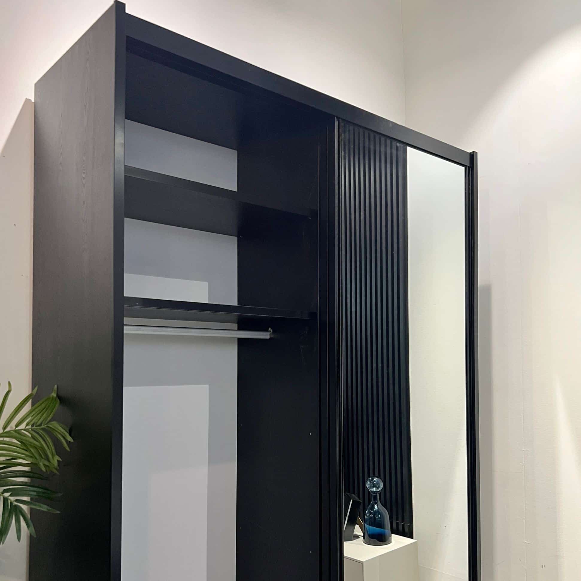 ארון הזזה עם דלת מראה וזוג מגירות דגם תמר בעיצוב אישי ארון הזזה עם דלת מראה וזוג מגירות דגם תמר בעיצוב אישי