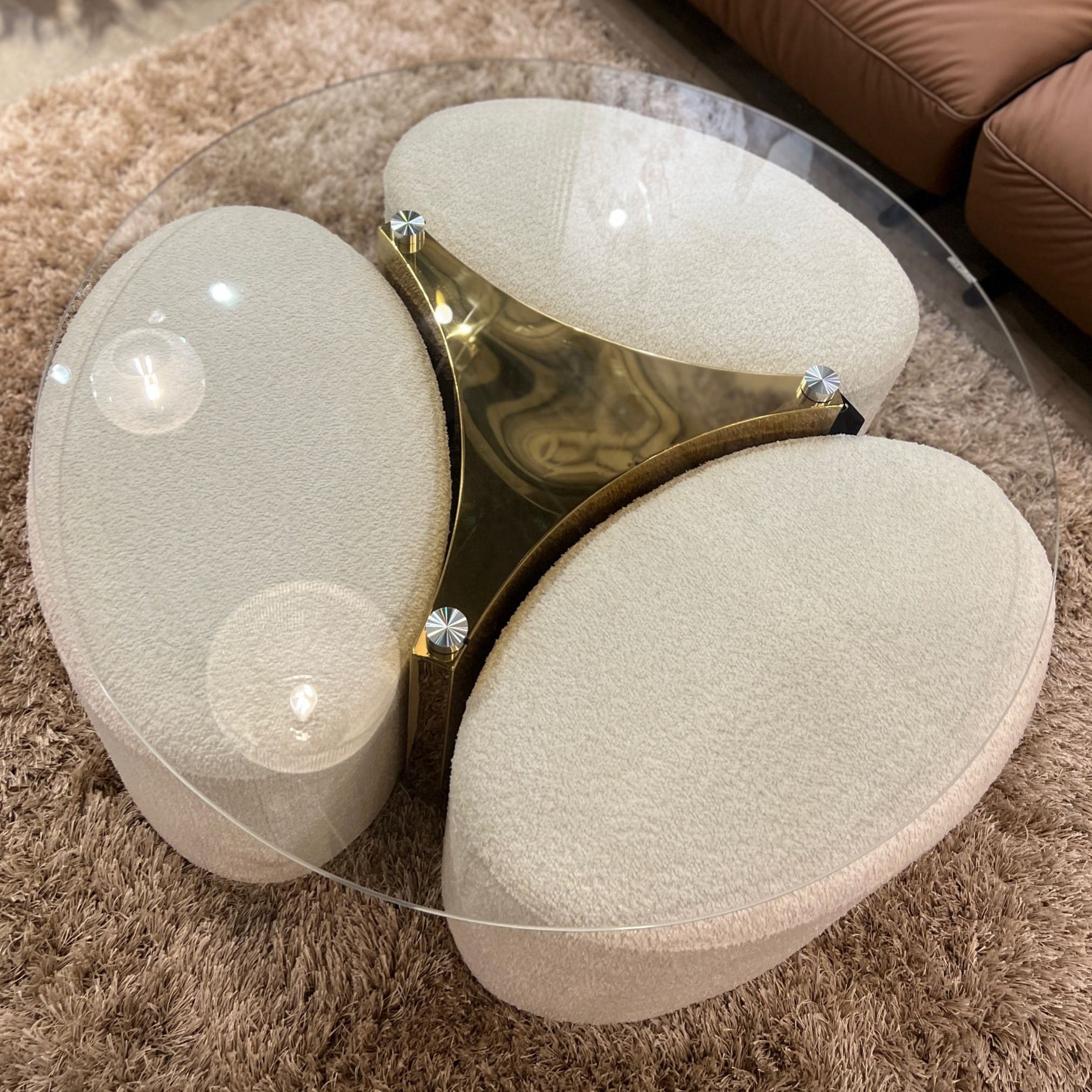 סט שולחן זכוכית + 3 הדומים מרופדים פורצלן