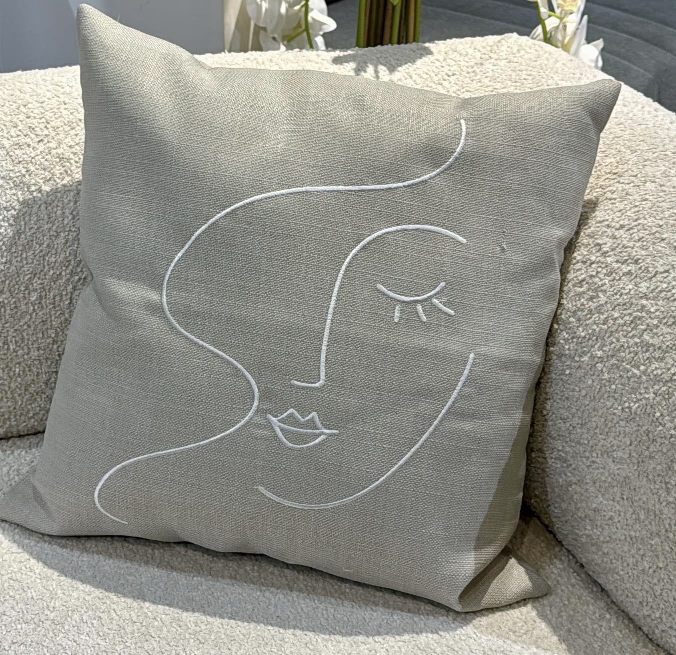 כרית נוי דגם  פייס ליין בז 45/45 כרית נוי דגם  פייס ליין בז 45/45