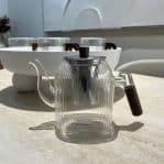 קנקן תה זכוכית פסים ידית עץ 1200 מ״ל דגם איקו