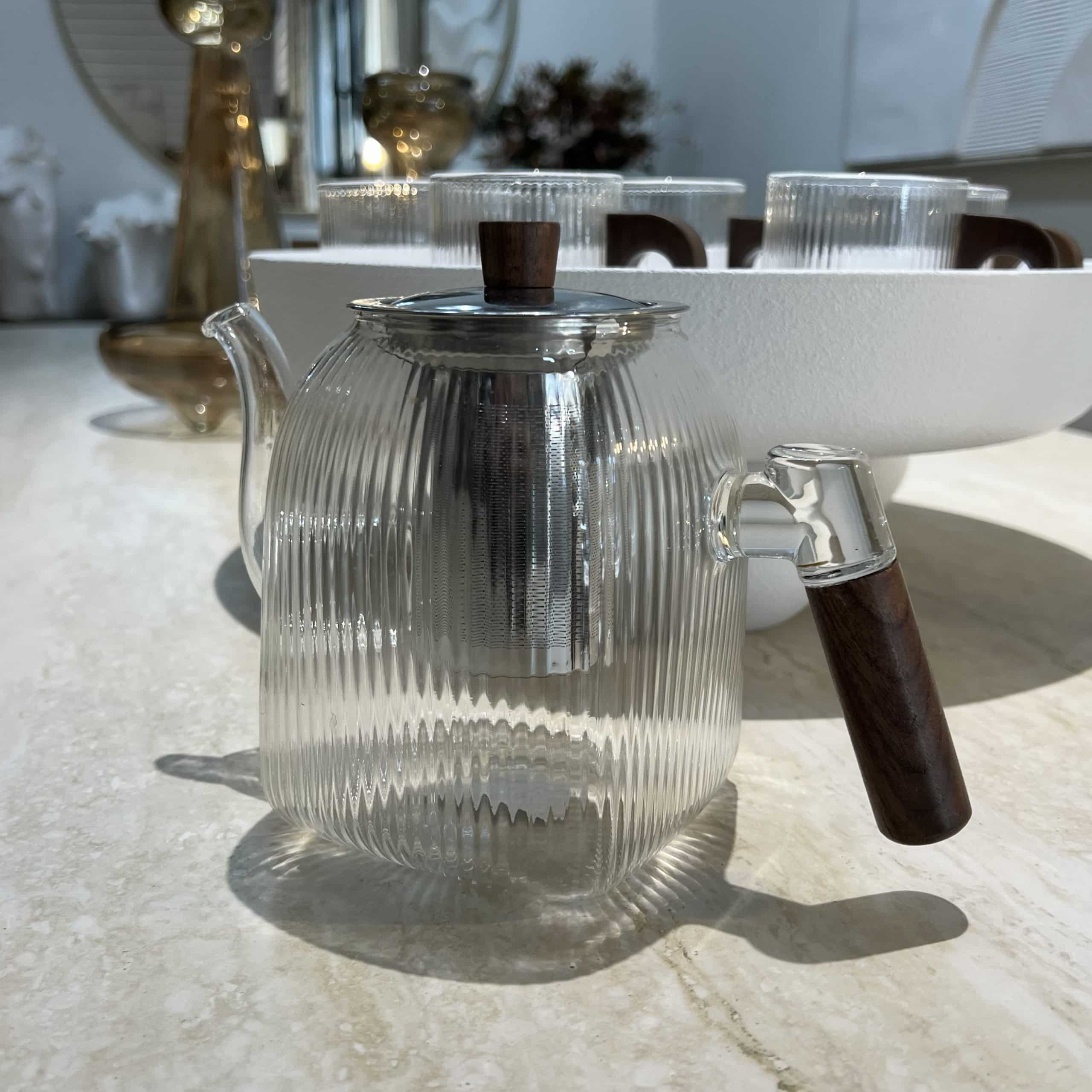 קנקן תה זכוכית פסים ידית עץ 1200 מ״ל דגם איקו קנקן תה זכוכית פסים ידית עץ 1200 מ״ל דגם איקו