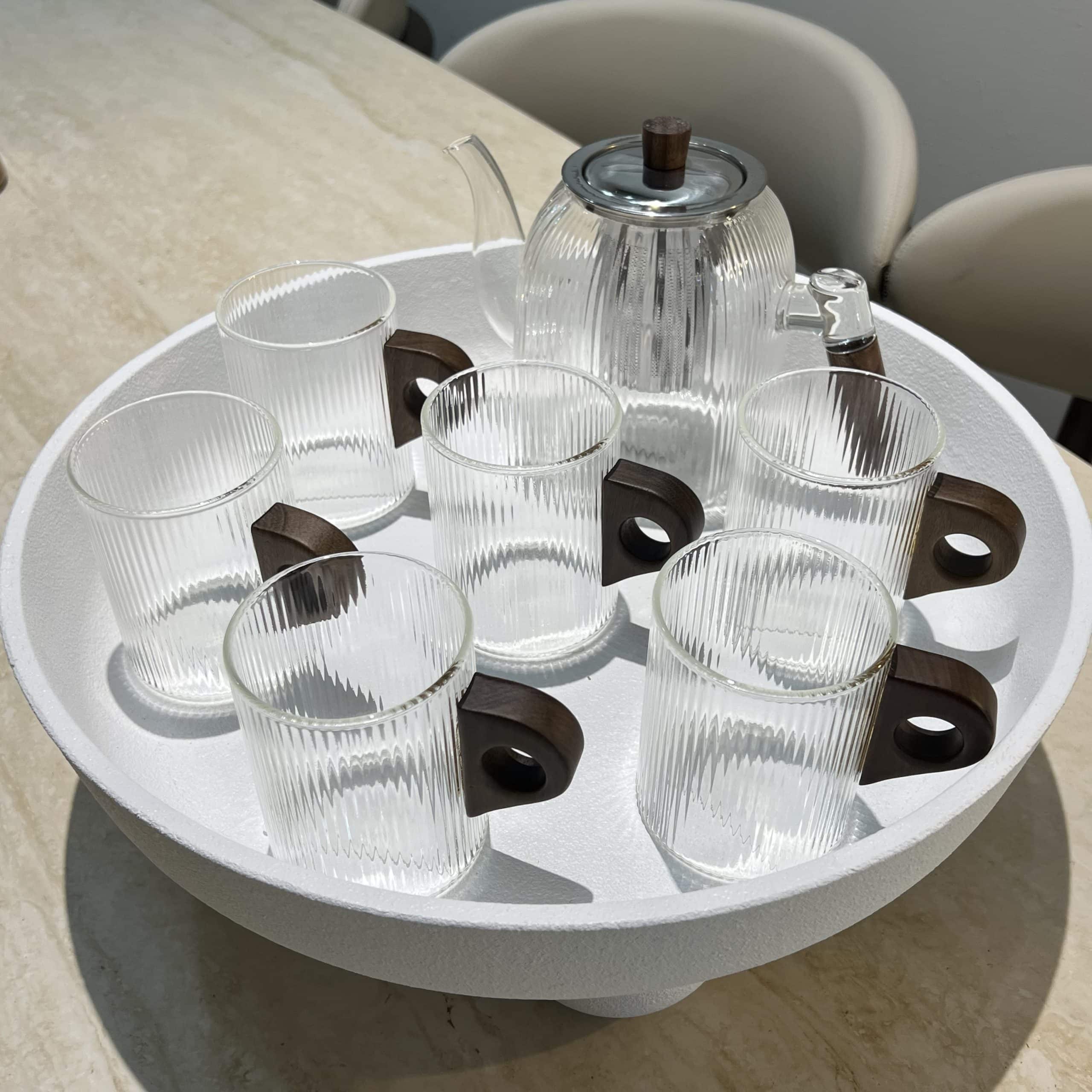 קנקן תה זכוכית פסים ידית עץ 1200 מ״ל דגם איקו קנקן תה זכוכית פסים ידית עץ 1200 מ״ל דגם איקו