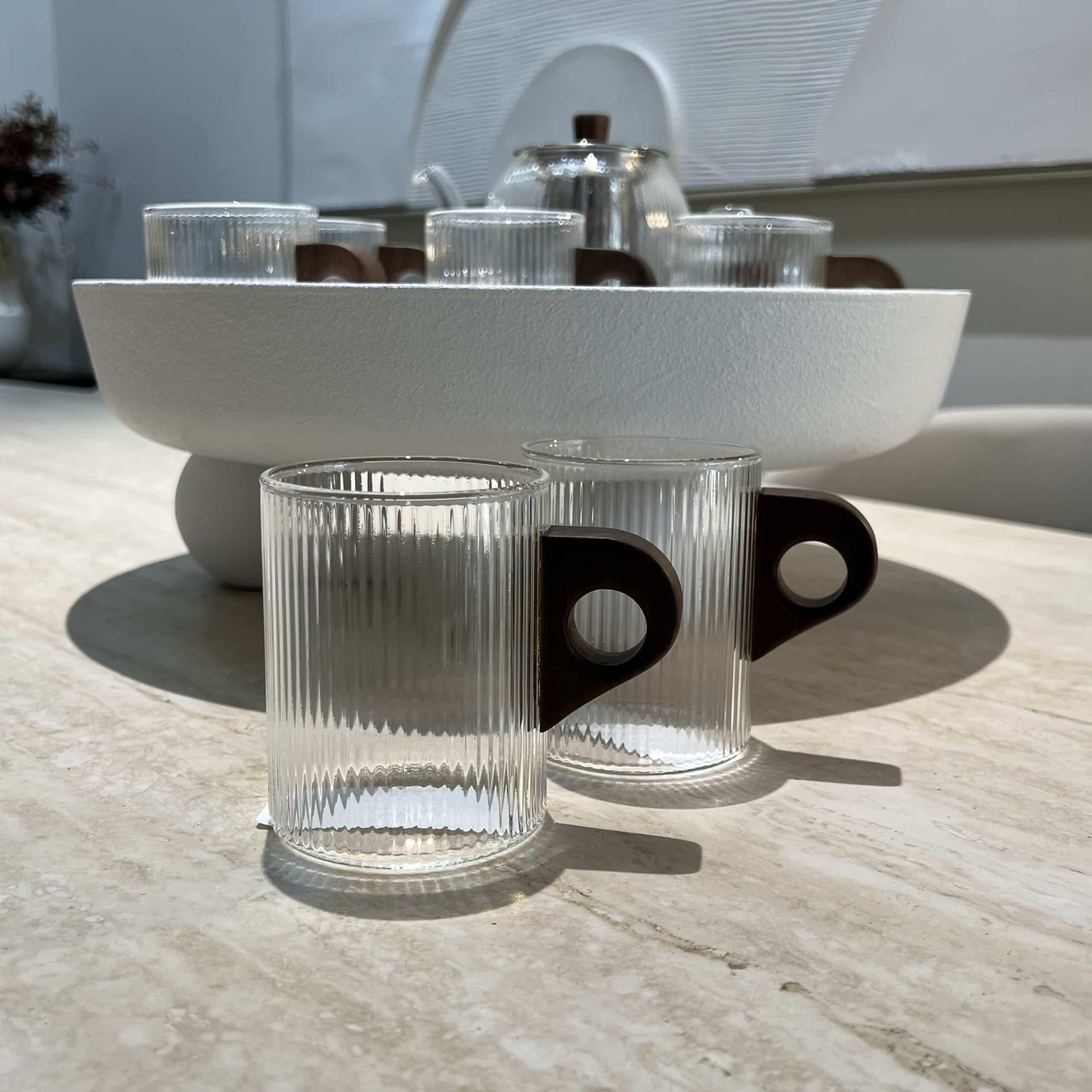 כוס זכוכית פסים עגולה ידית עץ 300 מ״ל דגם איקו כוס זכוכית פסים עגולה ידית עץ 300 מ״ל דגם איקו