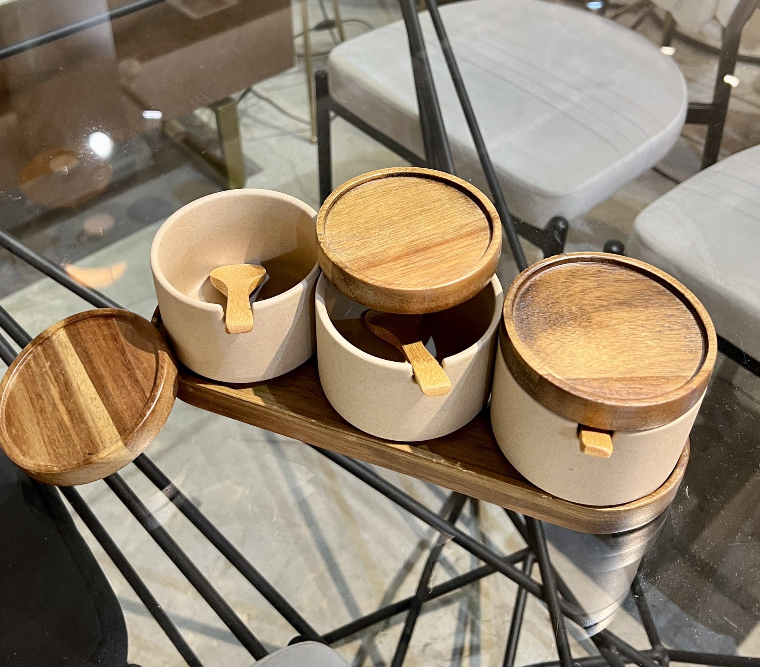 סט 3 צנצנות קרמיקה מכסי עץ עם כפיות על מגש עץ דגם אליס סט 3 צנצנות קרמיקה מכסי עץ עם כפיות על מגש עץ דגם אליס