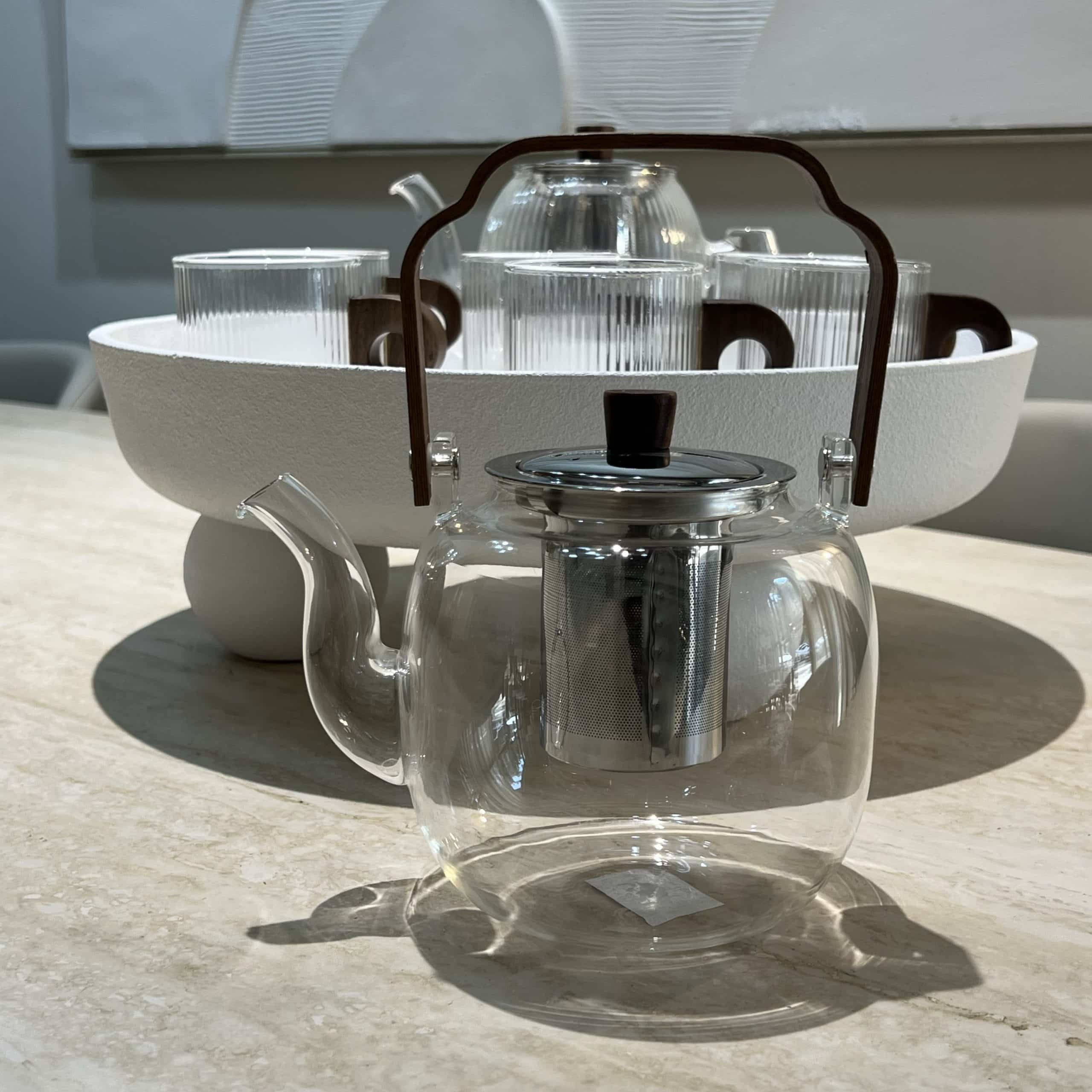 קנקן תה זכוכית עגול ידית עץ 1100מ״ל דגם איקו קנקן תה זכוכית עגול ידית עץ 1100מ״ל דגם איקו