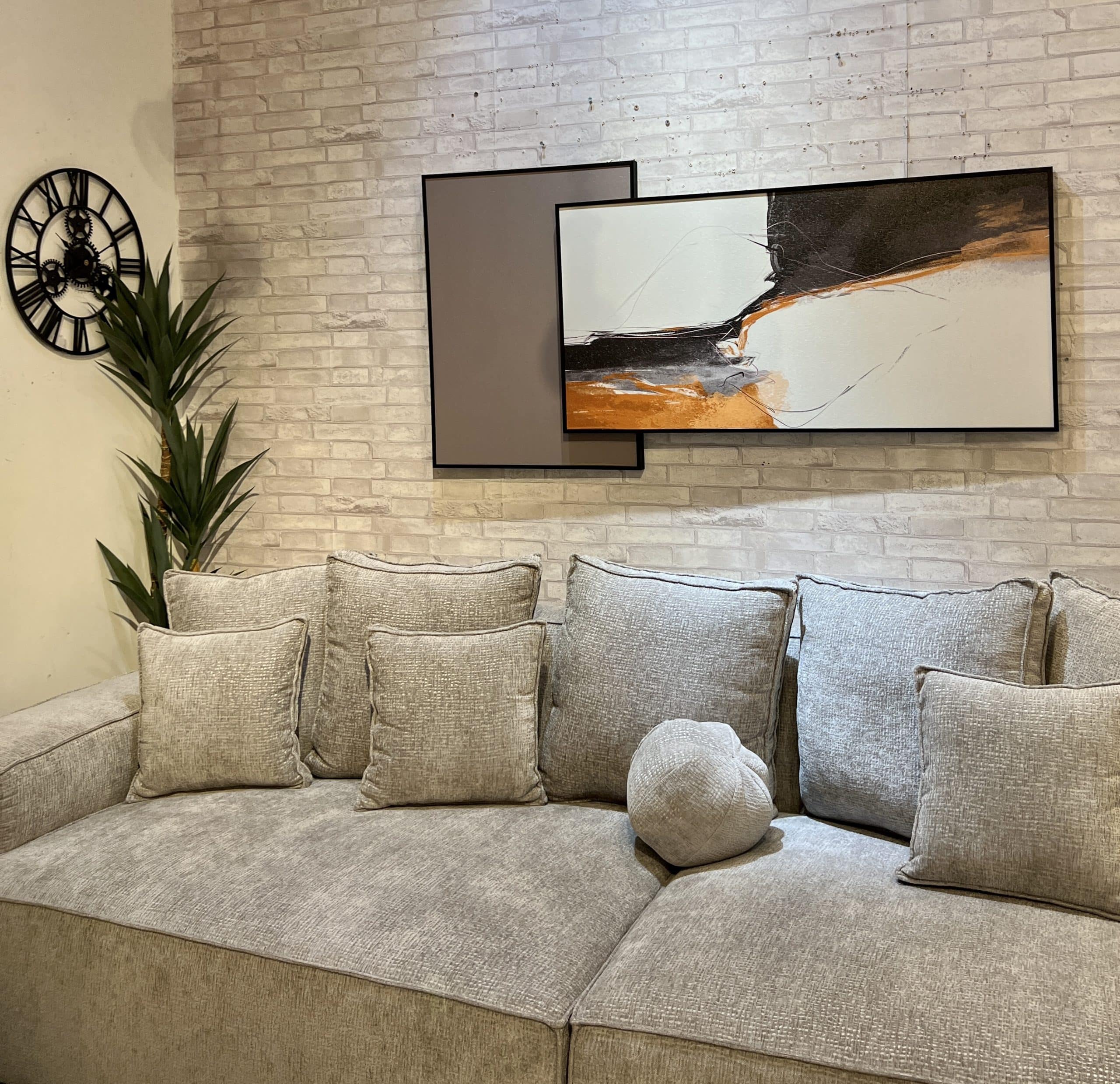 סט תמונה+ תמונה ציור עבודת יד רקע לבן עם נגיעה שחור וכתום דגם איקו