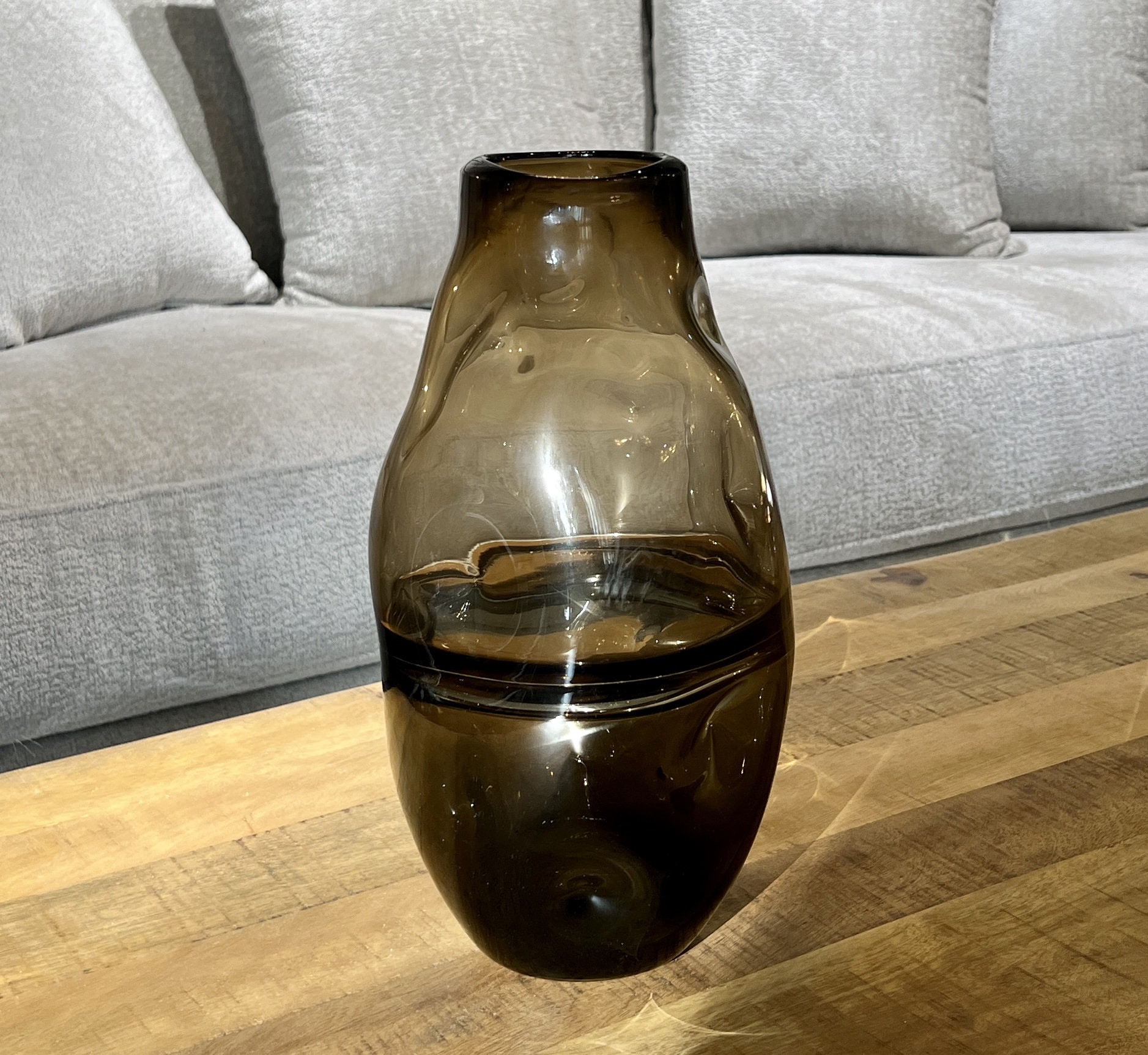 כד זכוכית חום שחור עבודת יד דגם איקו כד זכוכית חום שחור עבודת יד דגם איקו