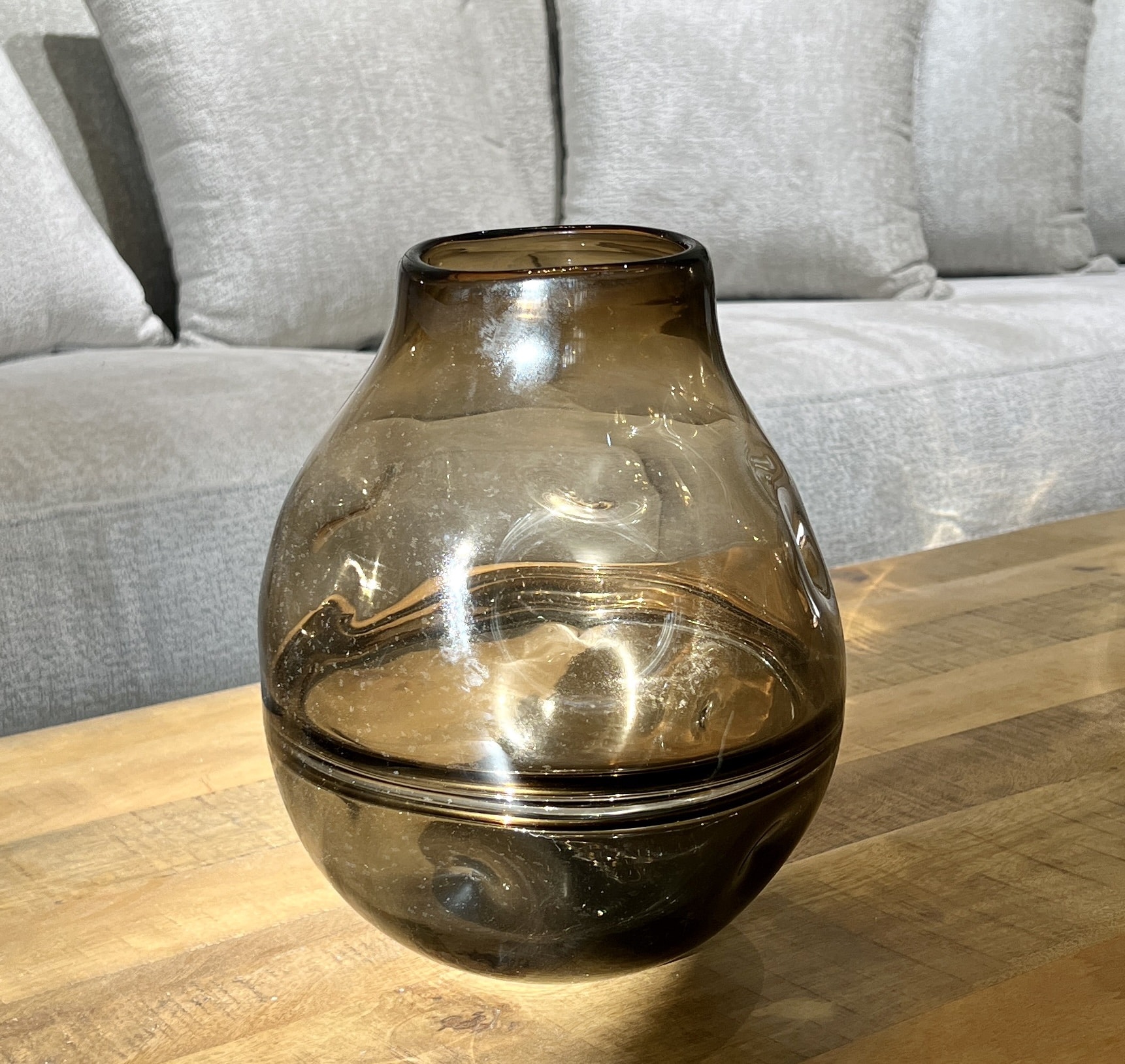 כד זכוכית חום שחור עבודת יד דגם איקו כד זכוכית חום שחור עבודת יד דגם איקו