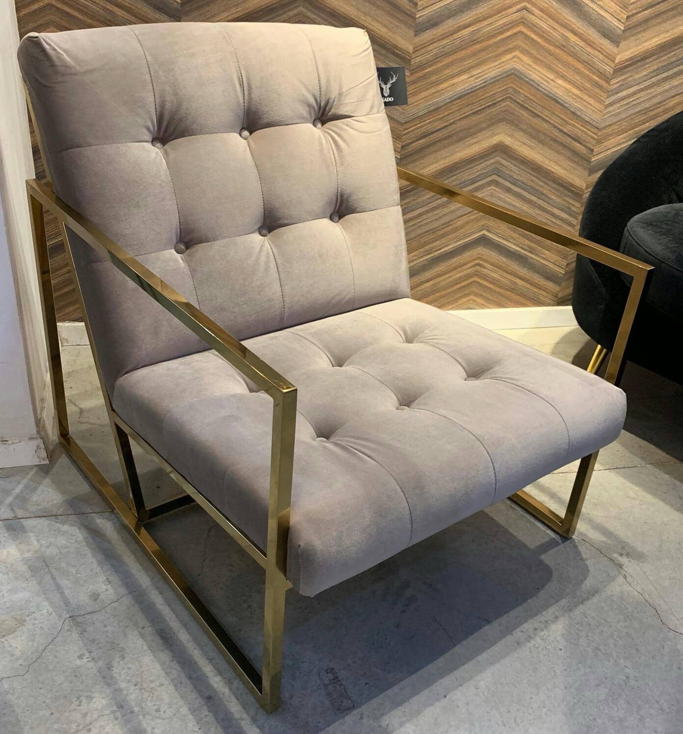 כורסא יוקרתית ידיות זהב בבד קטיפה שמנת דגם רום