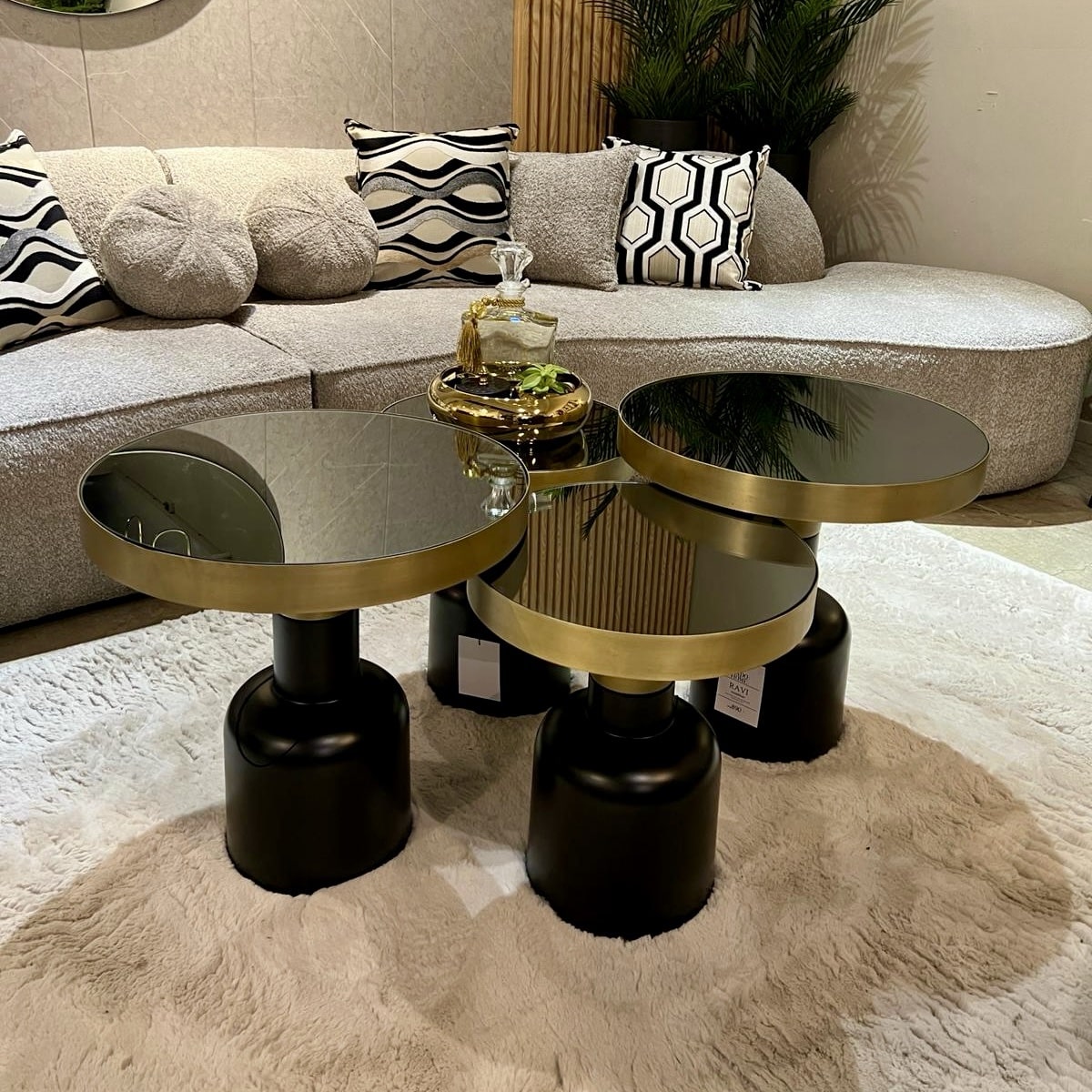 שולחן סלון דגם ראבי זכוכית שחורה בסיס שחור זהב שולחן סלון דגם ראבי זכוכית שחורה בסיס שחור זהב