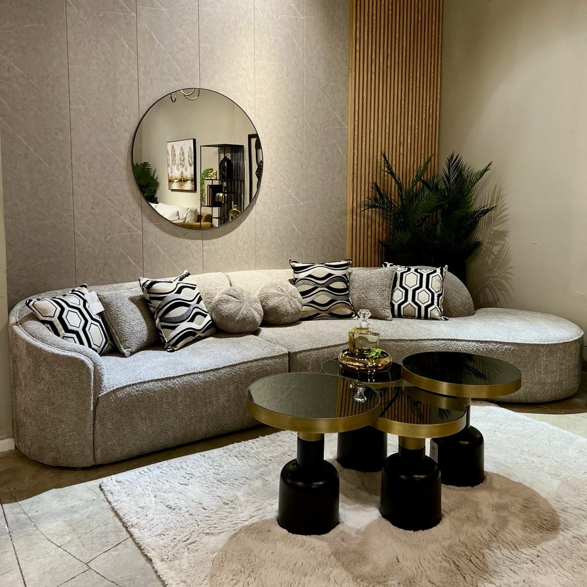 שולחן סלון דגם ראבי זכוכית שחורה בסיס שחור זהב שולחן סלון דגם ראבי זכוכית שחורה בסיס שחור זהב