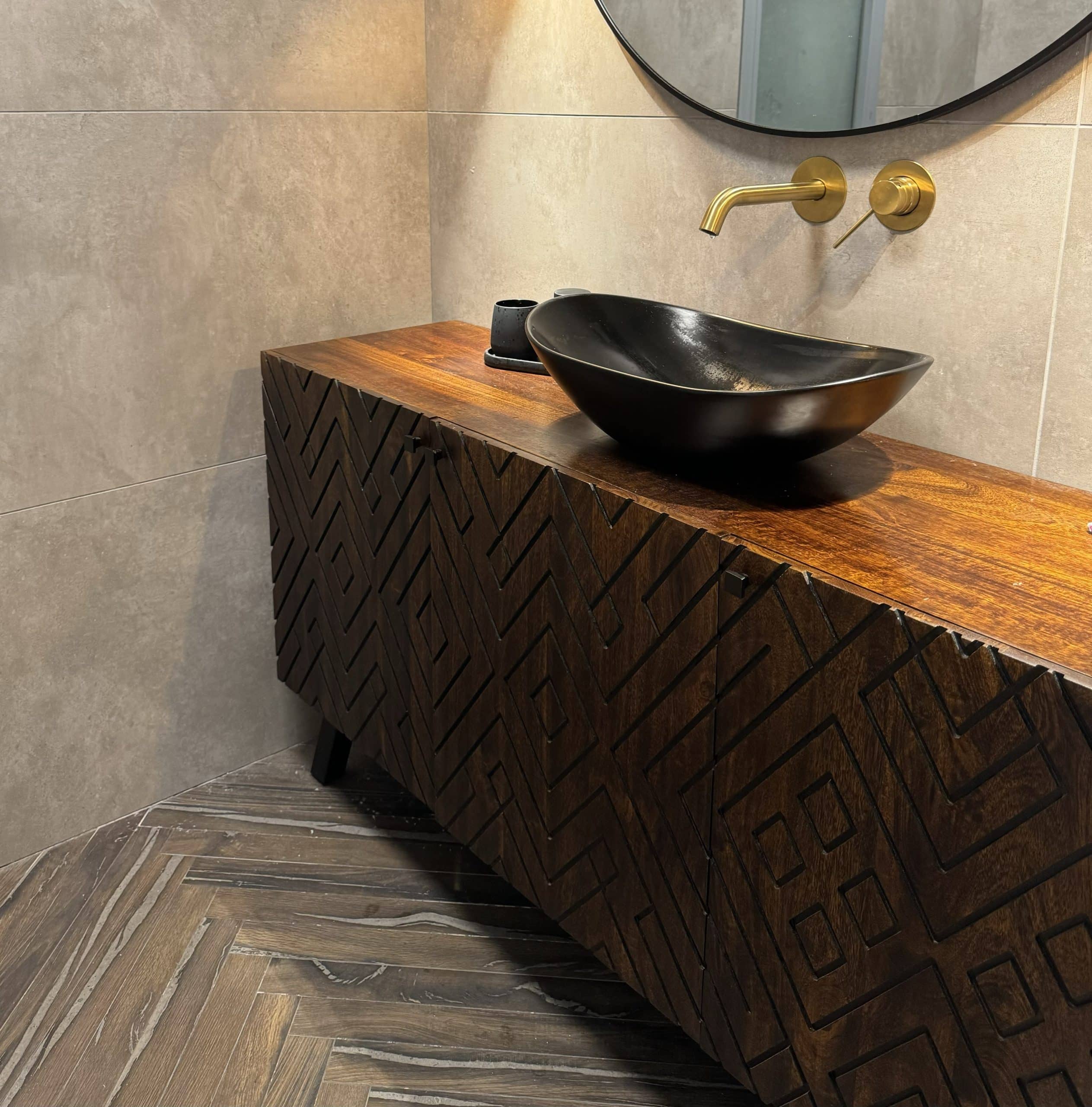 קומודה עץ כהה 3 דלתות חריטה מעוינים דגם סוניל