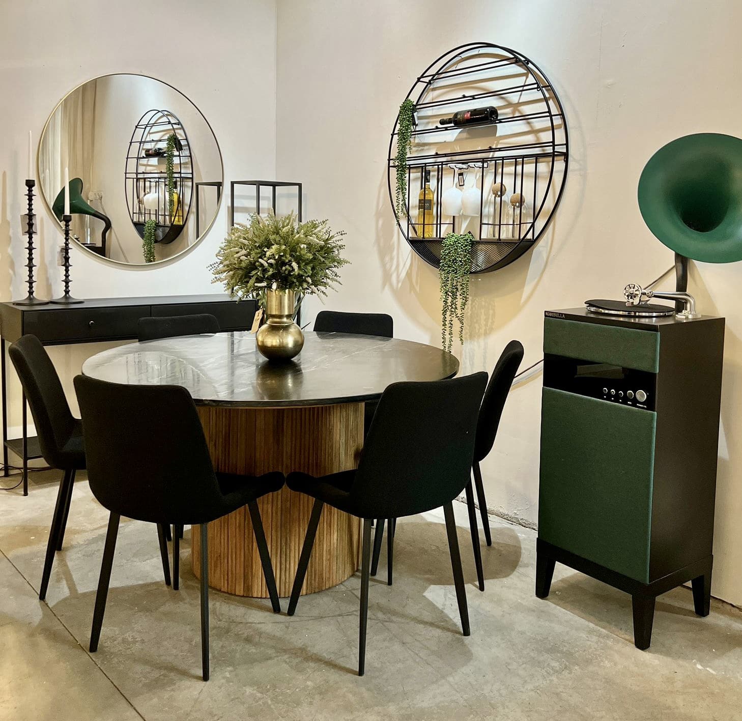 שולחן אוכל עגול טופ שיש שחור רגל עץ ישרה פרופיל עגול דגם סוניל - חיסול!! שולחן אוכל עגול טופ שיש שחור רגל עץ ישרה פרופיל עגול דגם סוניל - חיסול!!