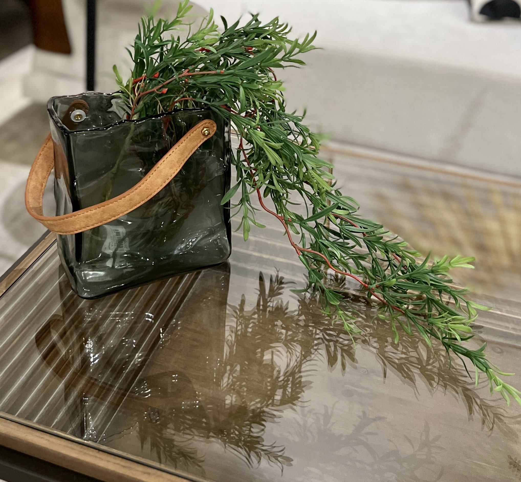 כד זכוכית אפורה מלבני אובאלי מקומט רצועת עור דגם אליס כד זכוכית אפורה מלבני אובאלי מקומט רצועת עור דגם אליס