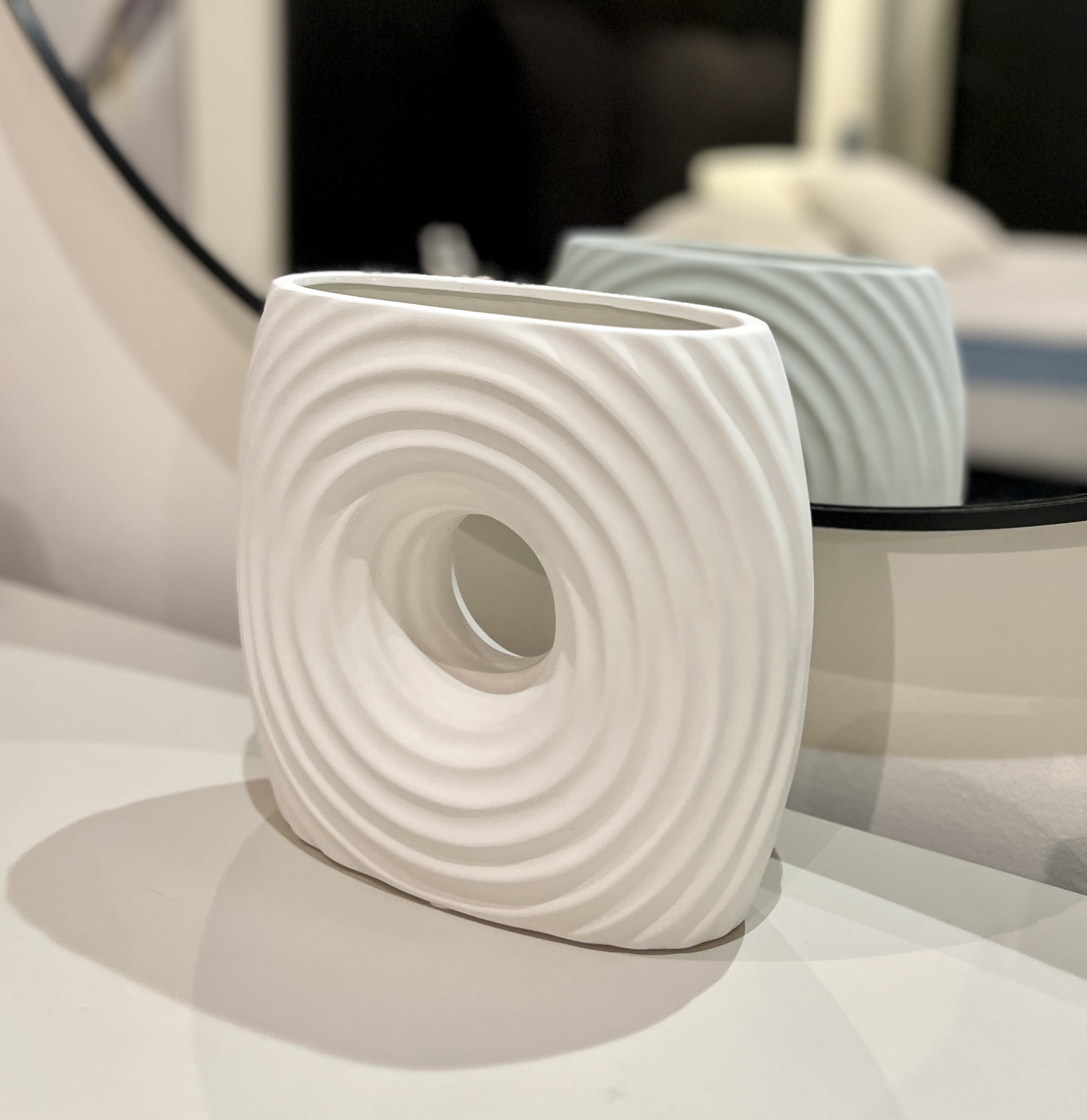 כד קרמיקה לבן שטוח נמוך חור עגול דגם אליס