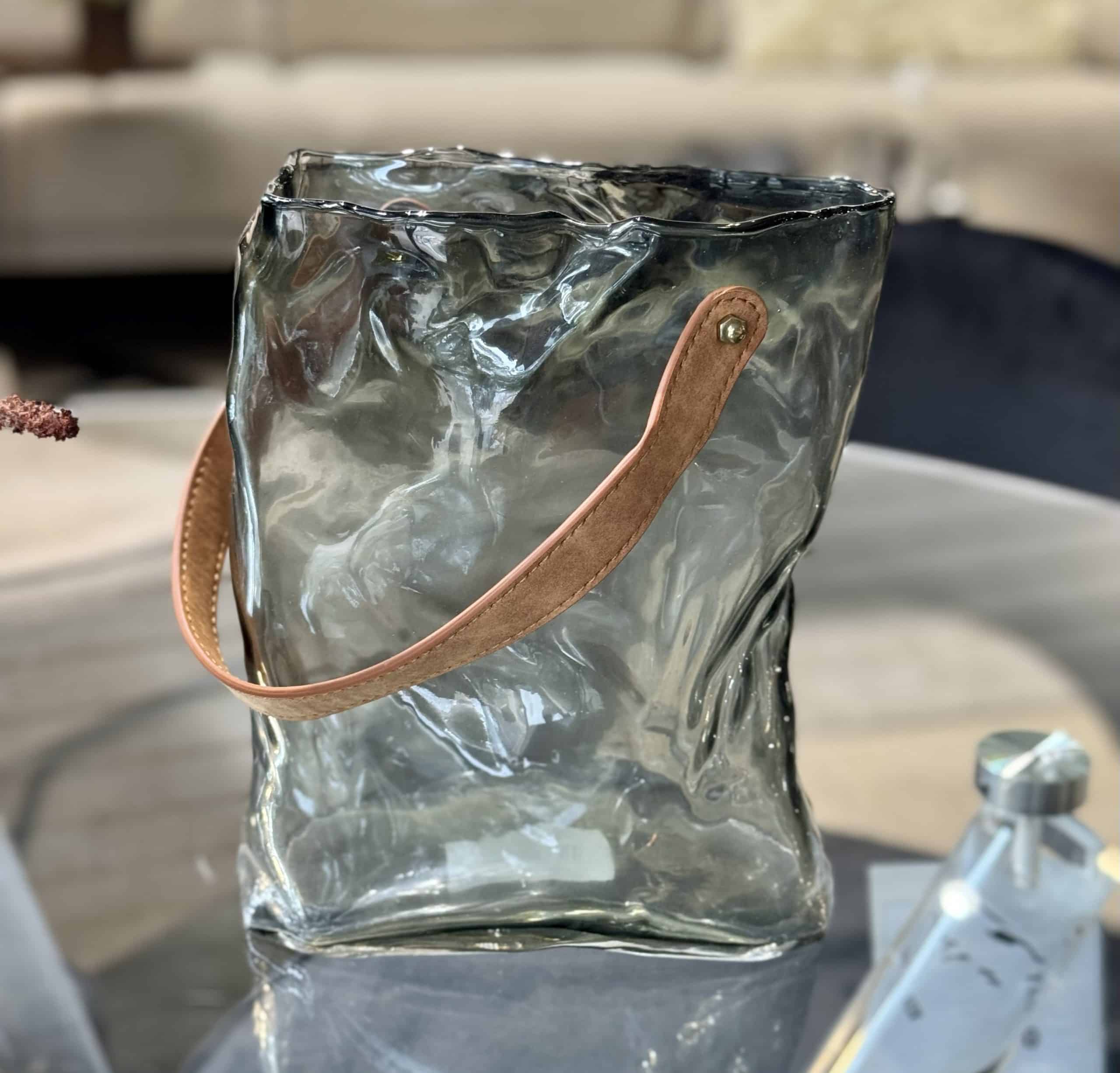 כד זכוכית אפורה מלבני אובאלי מקומט רצועת עור דגם אליס כד זכוכית אפורה מלבני אובאלי מקומט רצועת עור דגם אליס