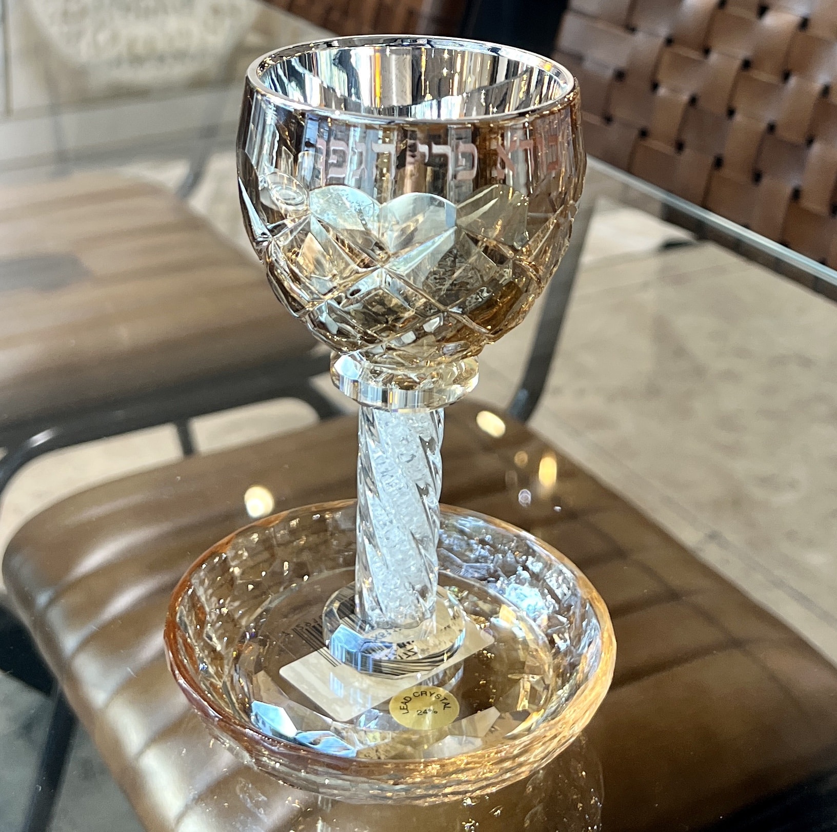 גביע קידוש ותחתית קריסטל צבע זהב גביע קידוש ותחתית קריסטל צבע זהב