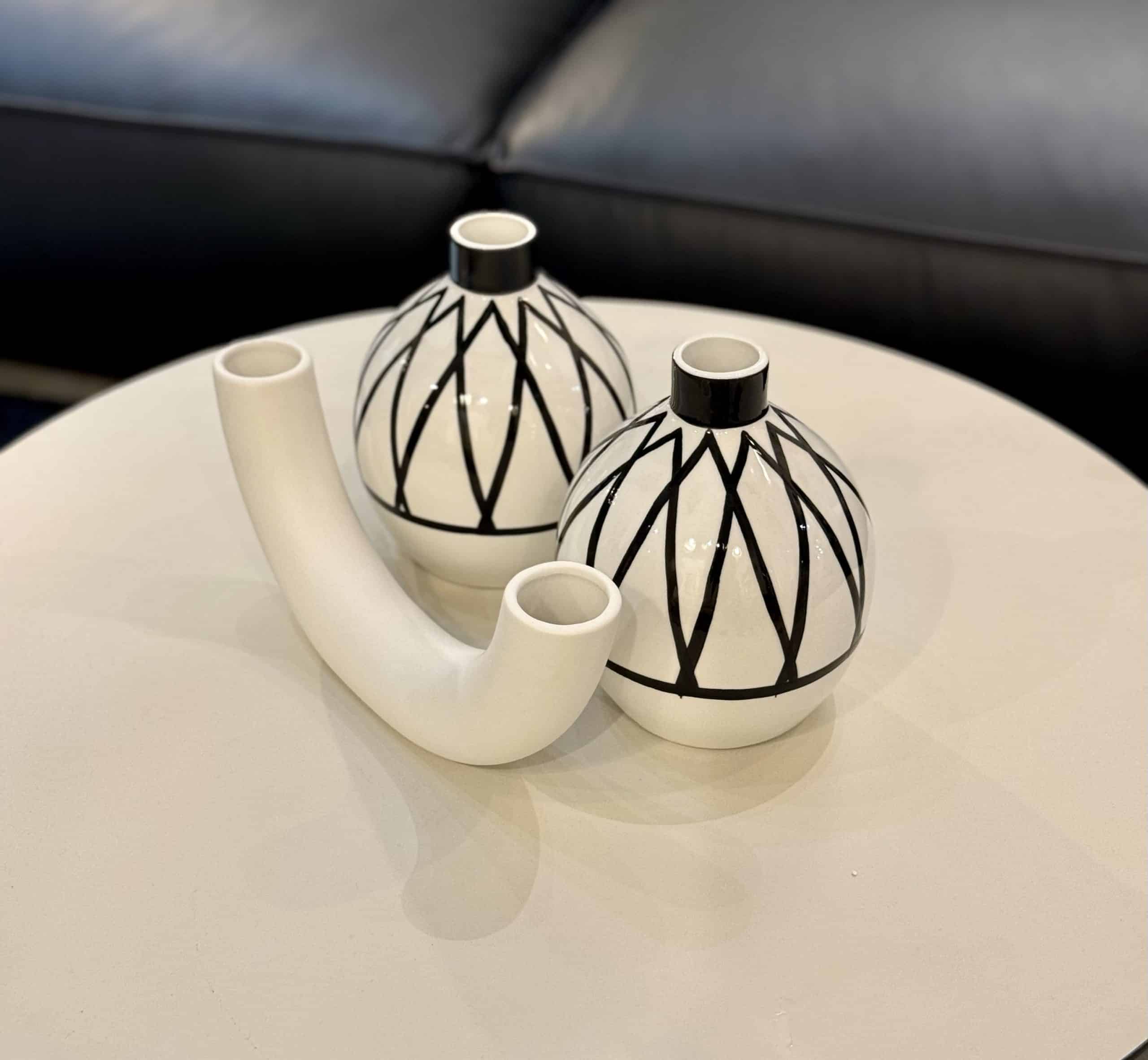 כד לבן מבריק עיטור שחור משולשים גדולים כד לבן מבריק עיטור שחור משולשים גדולים