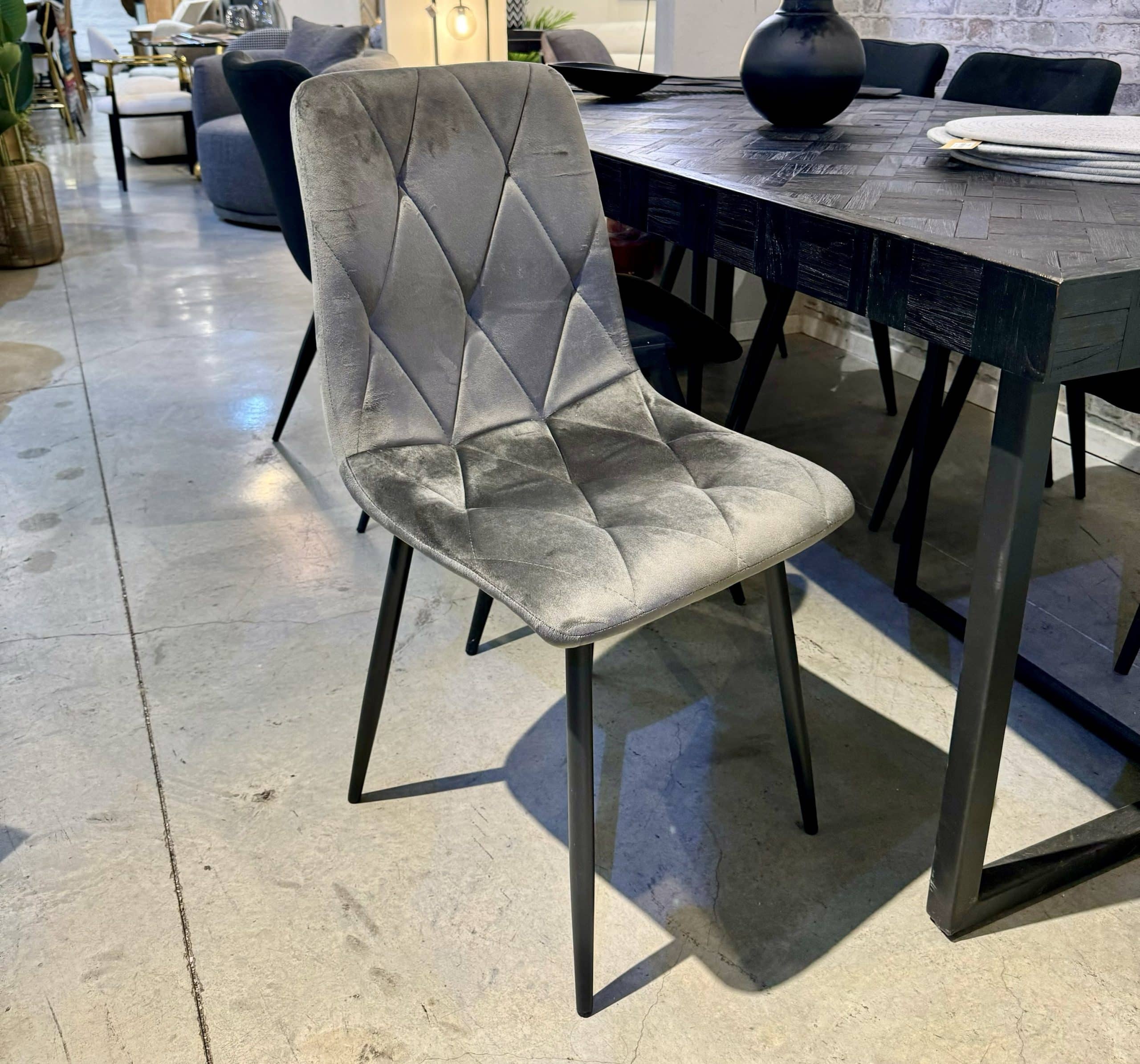 כיסא מעוצב מרופד בבד קטיפה אפור דגם ארתור