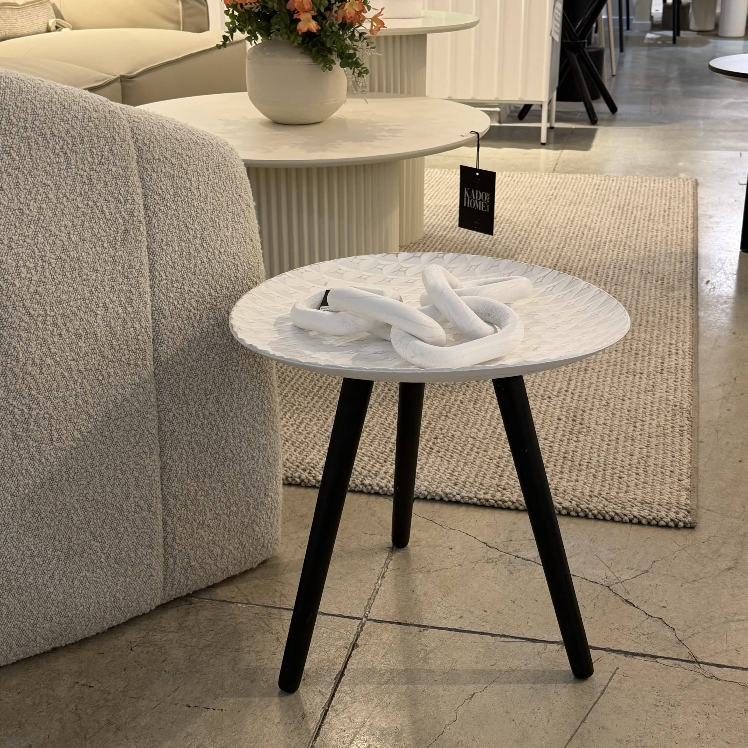 שולחן צד מעוצב משרביה יהלומים לבן - חיסול מתצוגה!