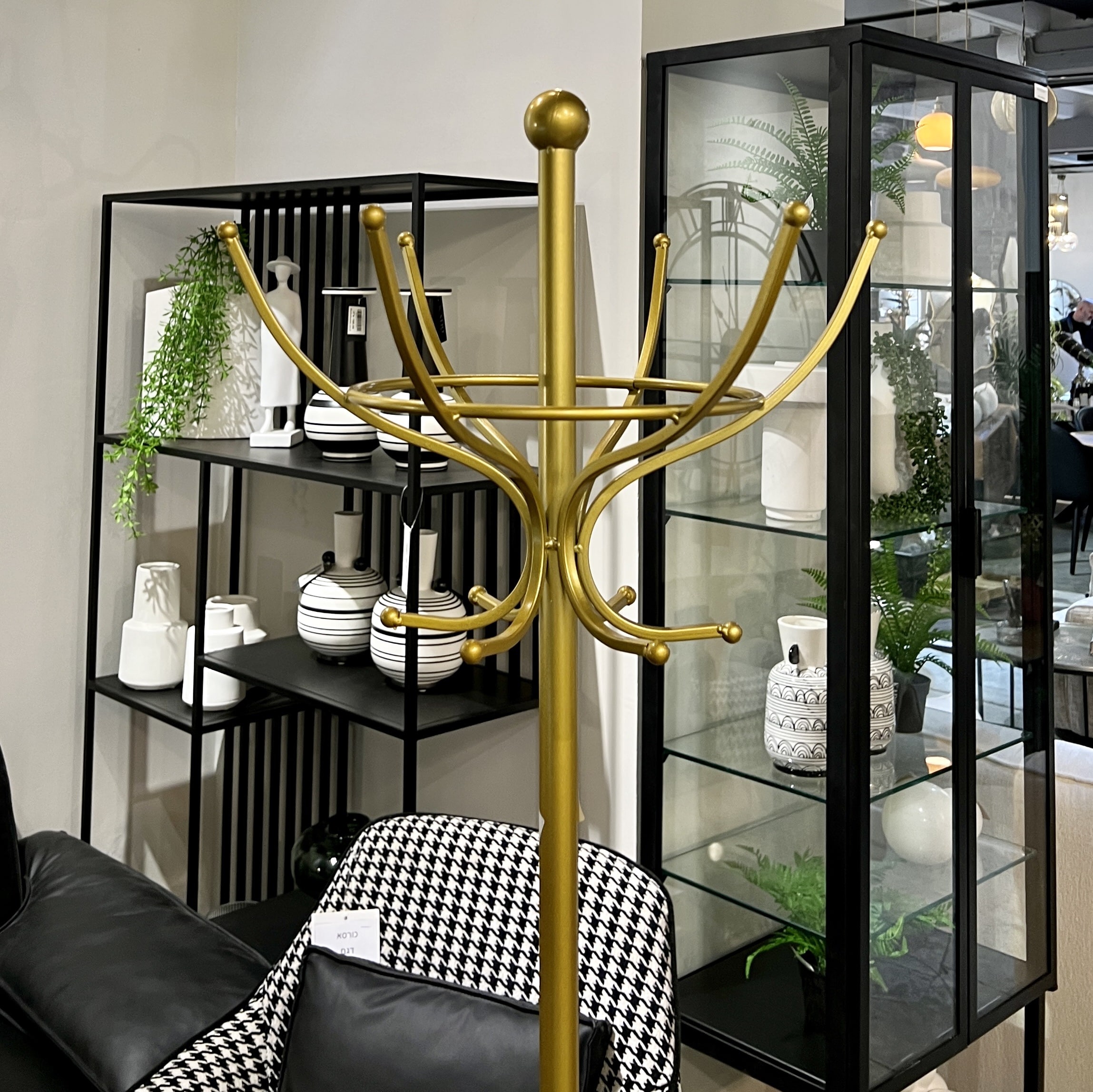 קולב בגדים זהב