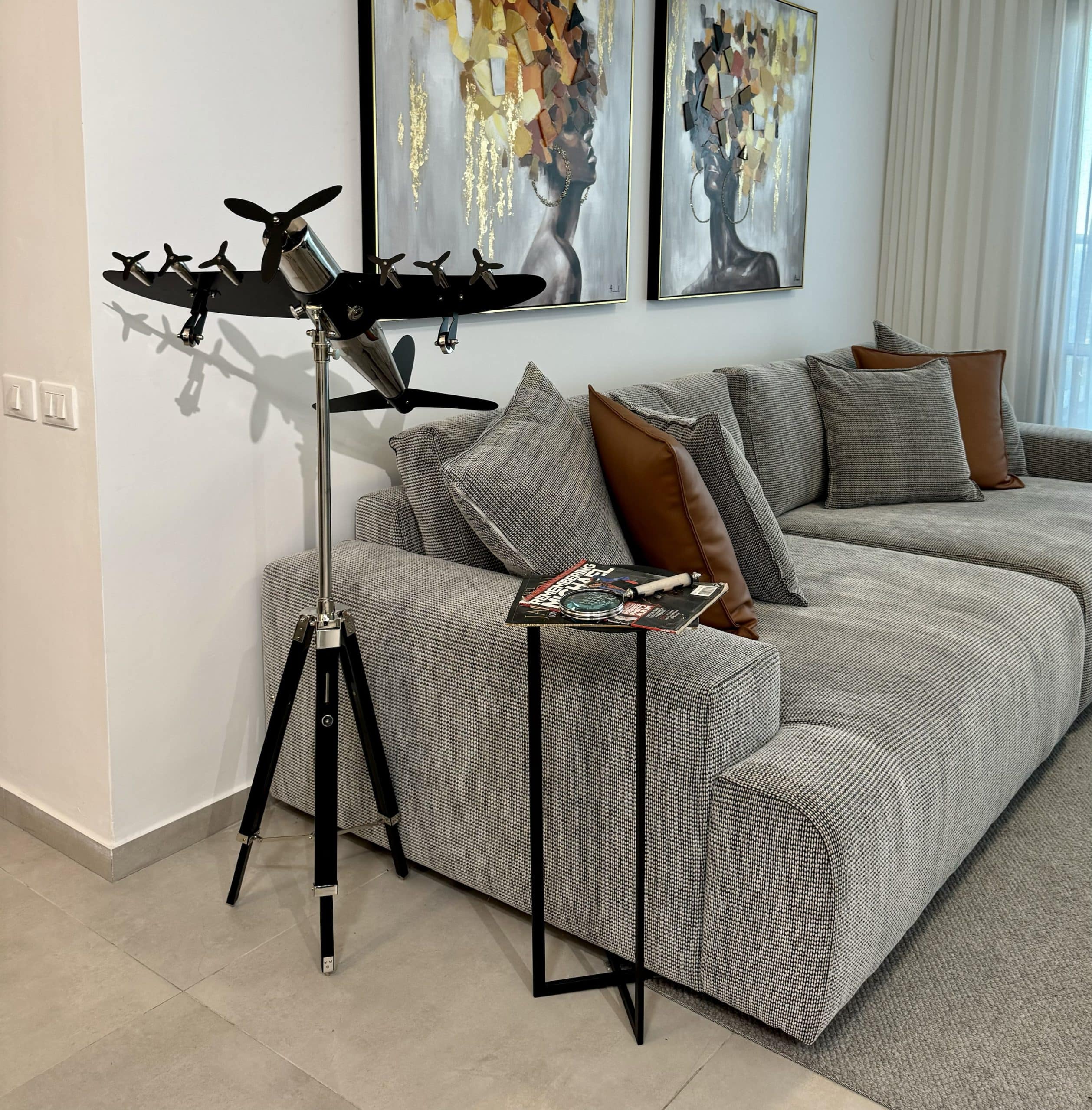 פסל מטוס ריצפתי שחור ניקל על סטנד דגם מטריקס פסל מטוס ריצפתי שחור ניקל על סטנד דגם מטריקס