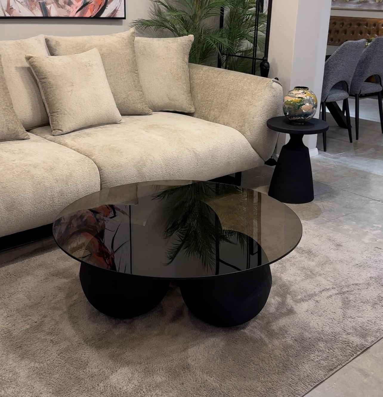 שולחן סלון עגול דולור זכוכית כהה בסיס כדורים שחור דגם ראבי שולחן סלון עגול דולור זכוכית כהה בסיס כדורים שחור דגם ראבי