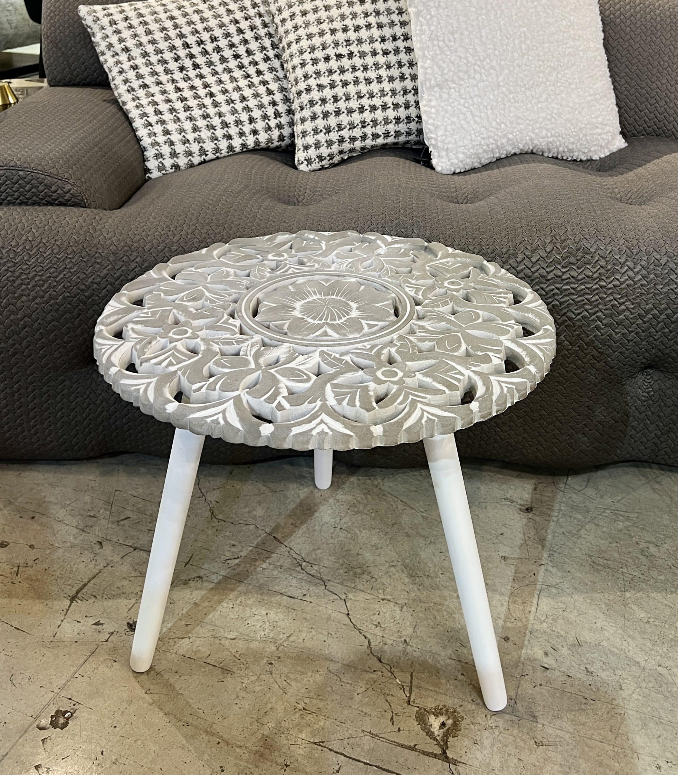 שולחן צד משרביה פרח אפור