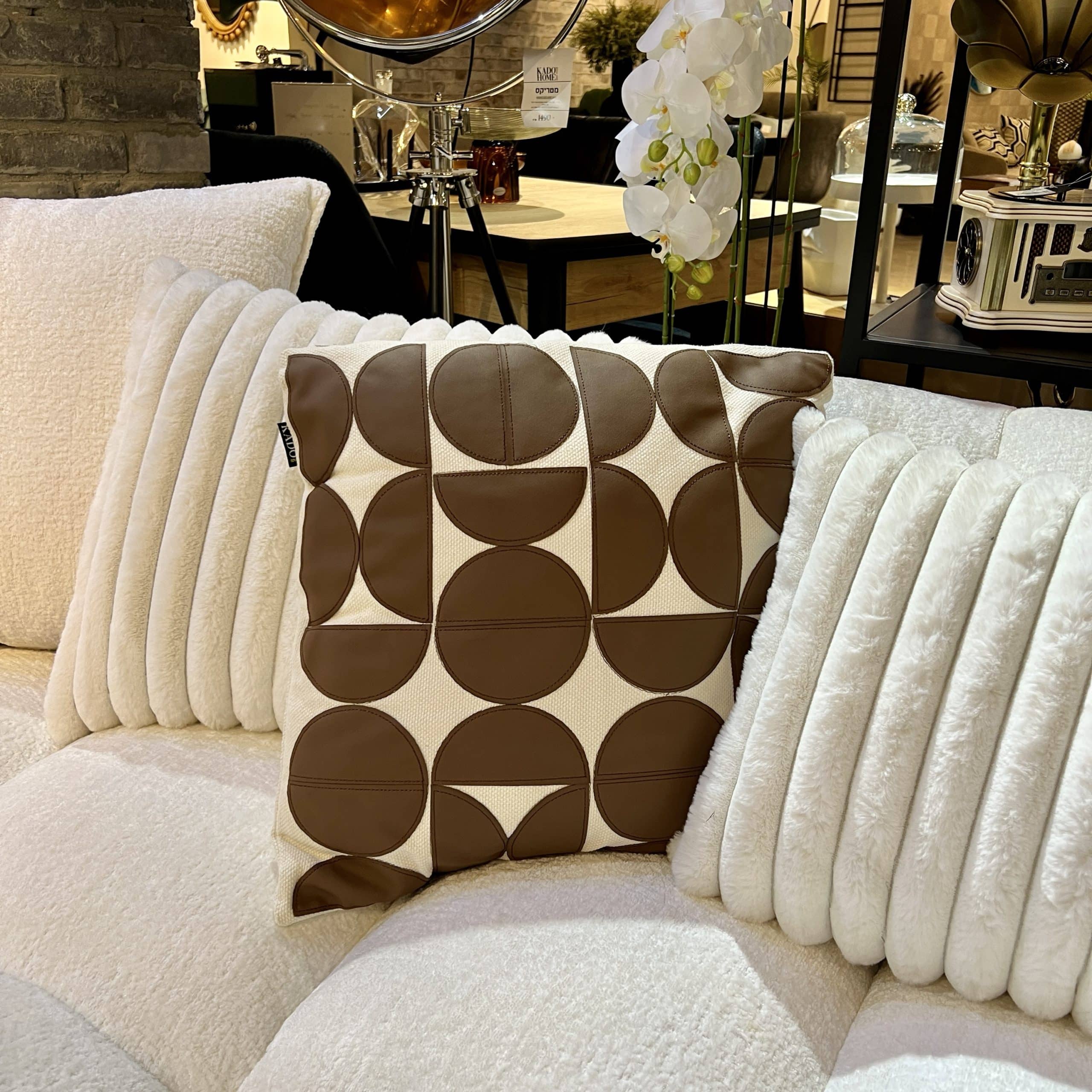 כרית מרובעת רקע בז חצאי עיגול דמוי עור חום 45/45 דגם איקו כולל מילוי