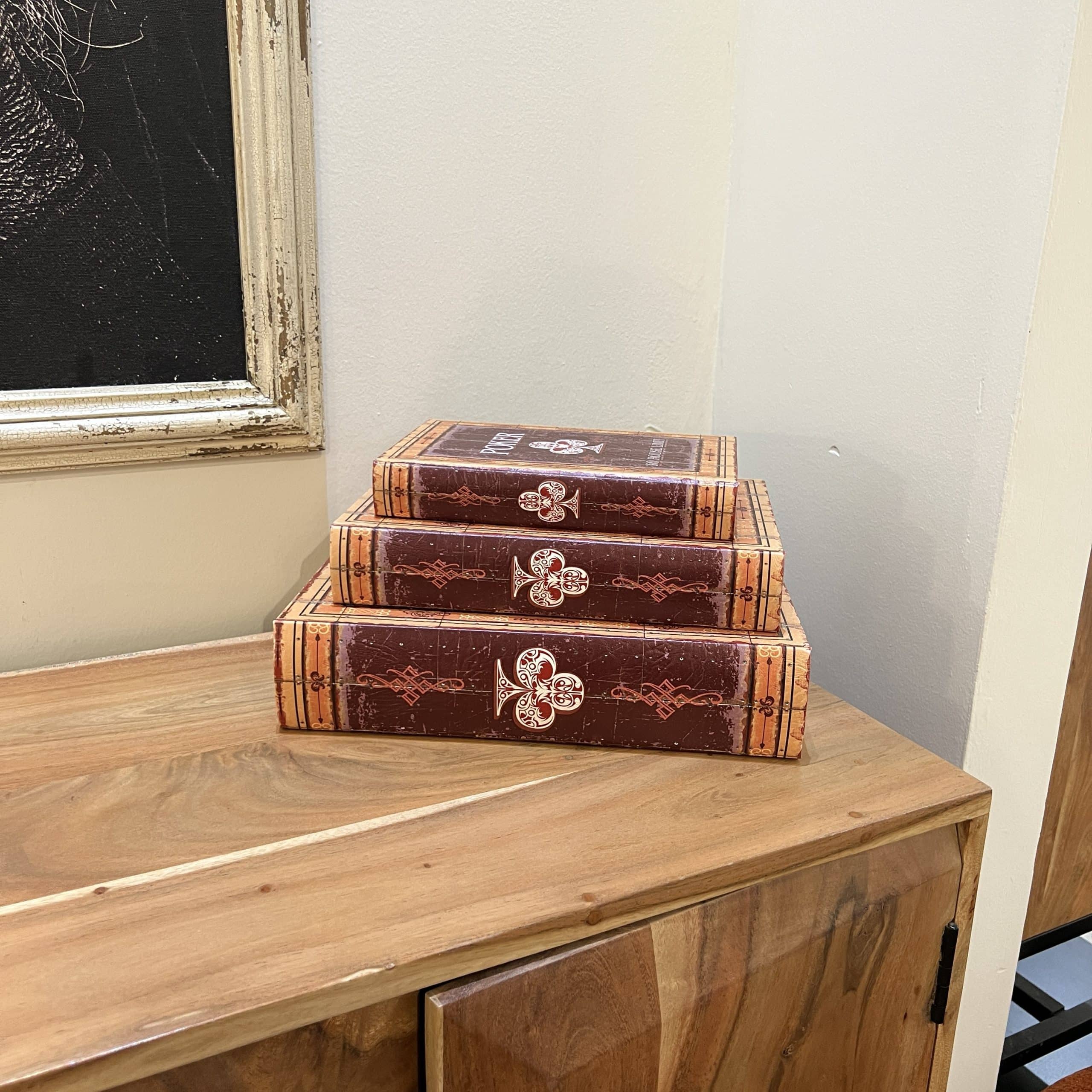 ספר פוקר עם אחסון ספר פוקר עם אחסון