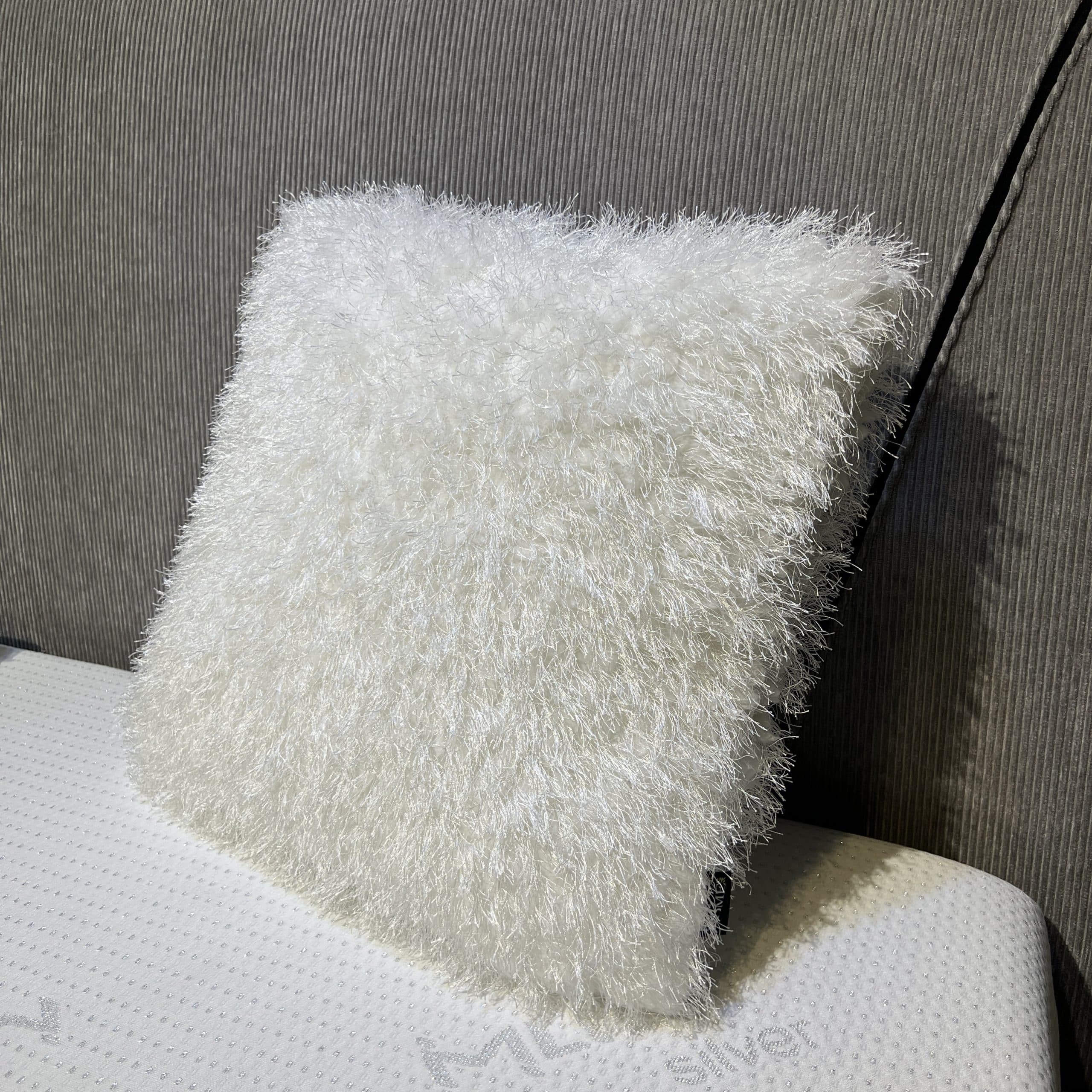 כרית מרובעת בוקלה שערות לבן 45/45 דגם איקו כרית מרובעת בוקלה שערות לבן 45/45 דגם איקו