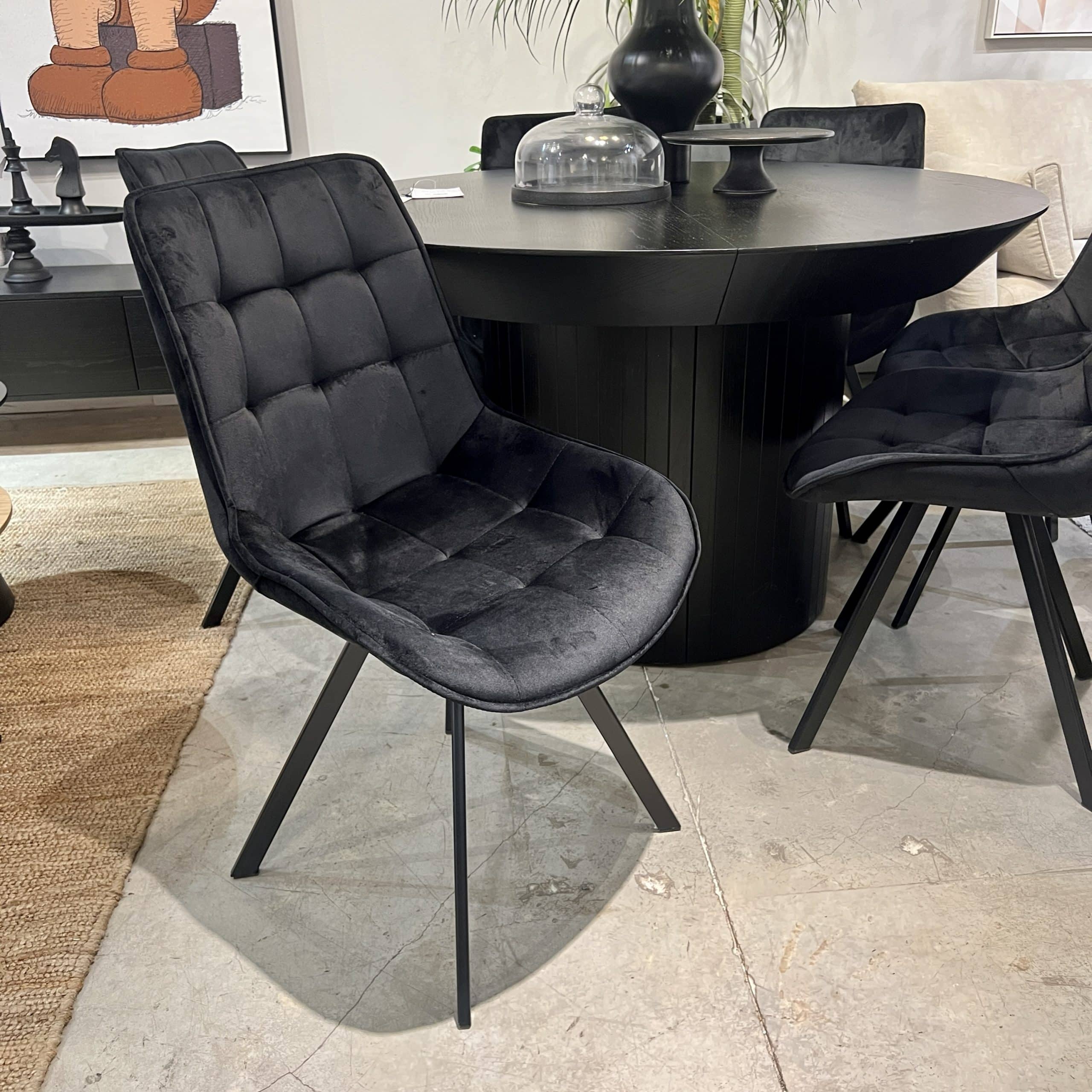 כיסא מעוצב מרופד בבד קטיפה שחור דגם נאפולי