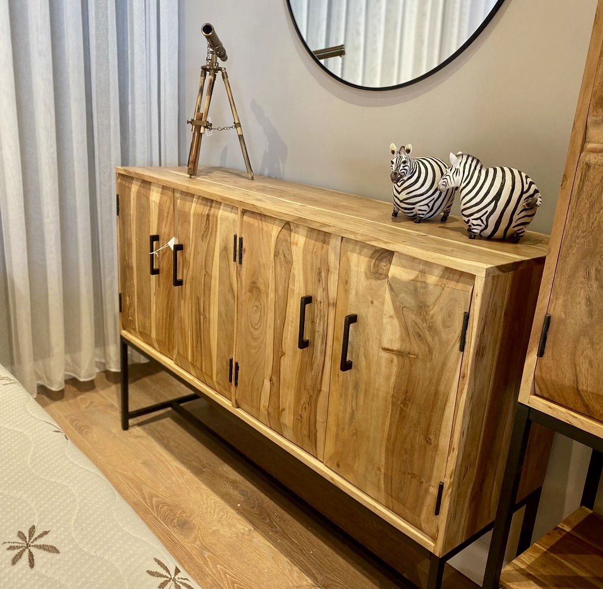 קומודה עץ שיטה 4 דלתות דגם לילה