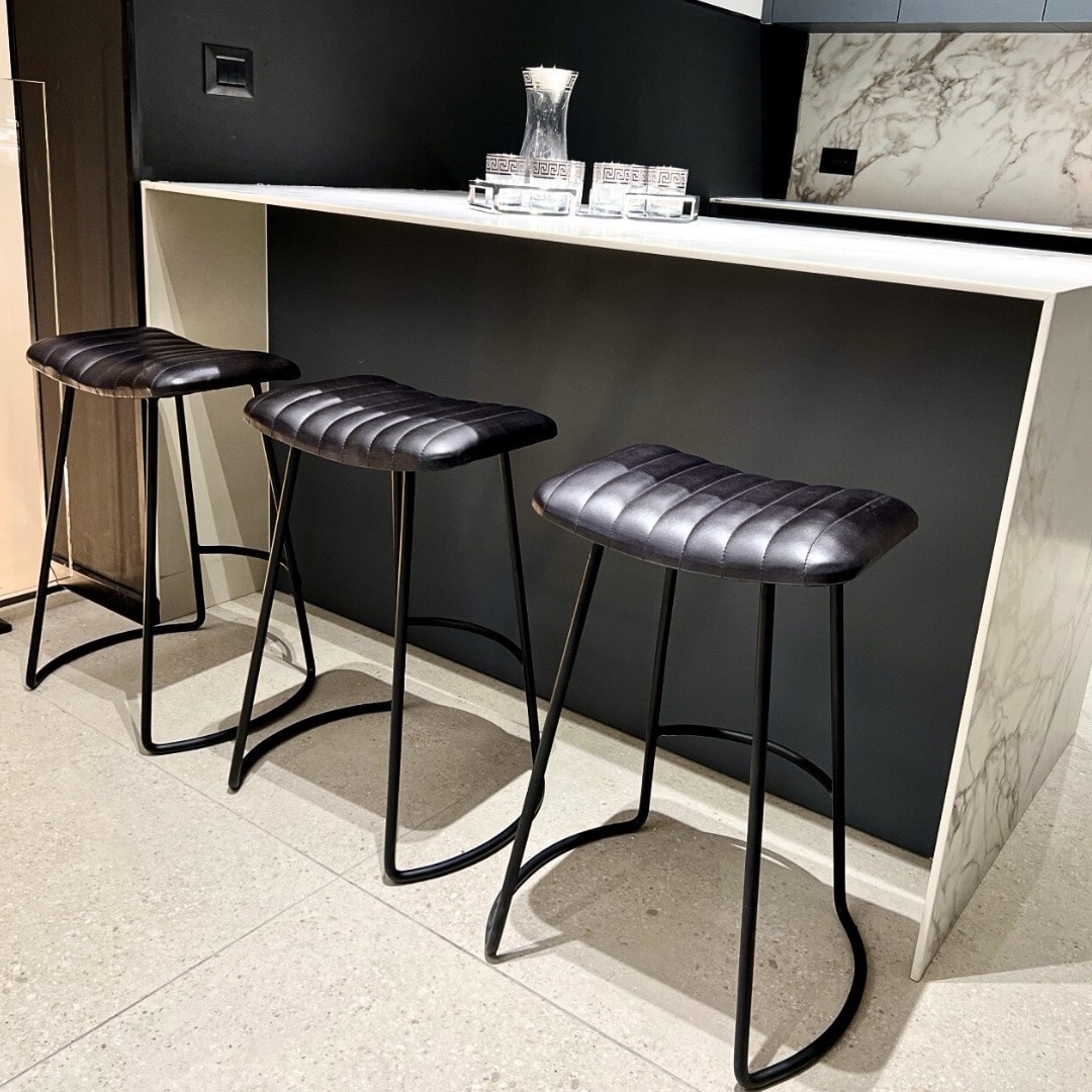 כיסא בר עור בופאלו שחור דגם אוכף - חיסול 3 אחרונים ! כיסא בר עור בופאלו שחור דגם אוכף - חיסול 3 אחרונים !