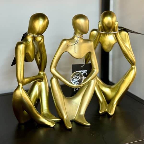 פסל אשה זהב ללא בטן