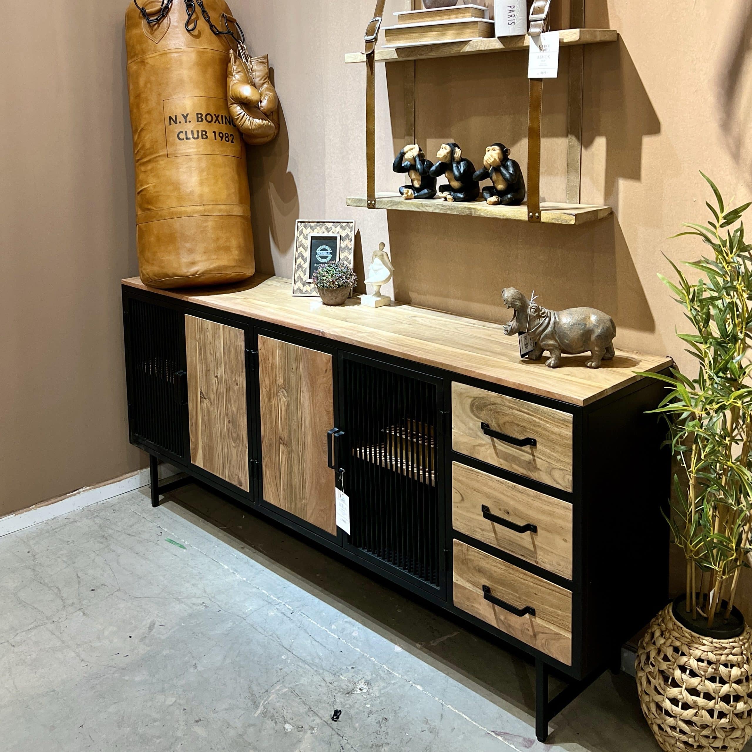 קומודה עץ שיטה 4 דלתות, פסים ברזל שחור, 3 מגירות - דגם לילה - חיסול!