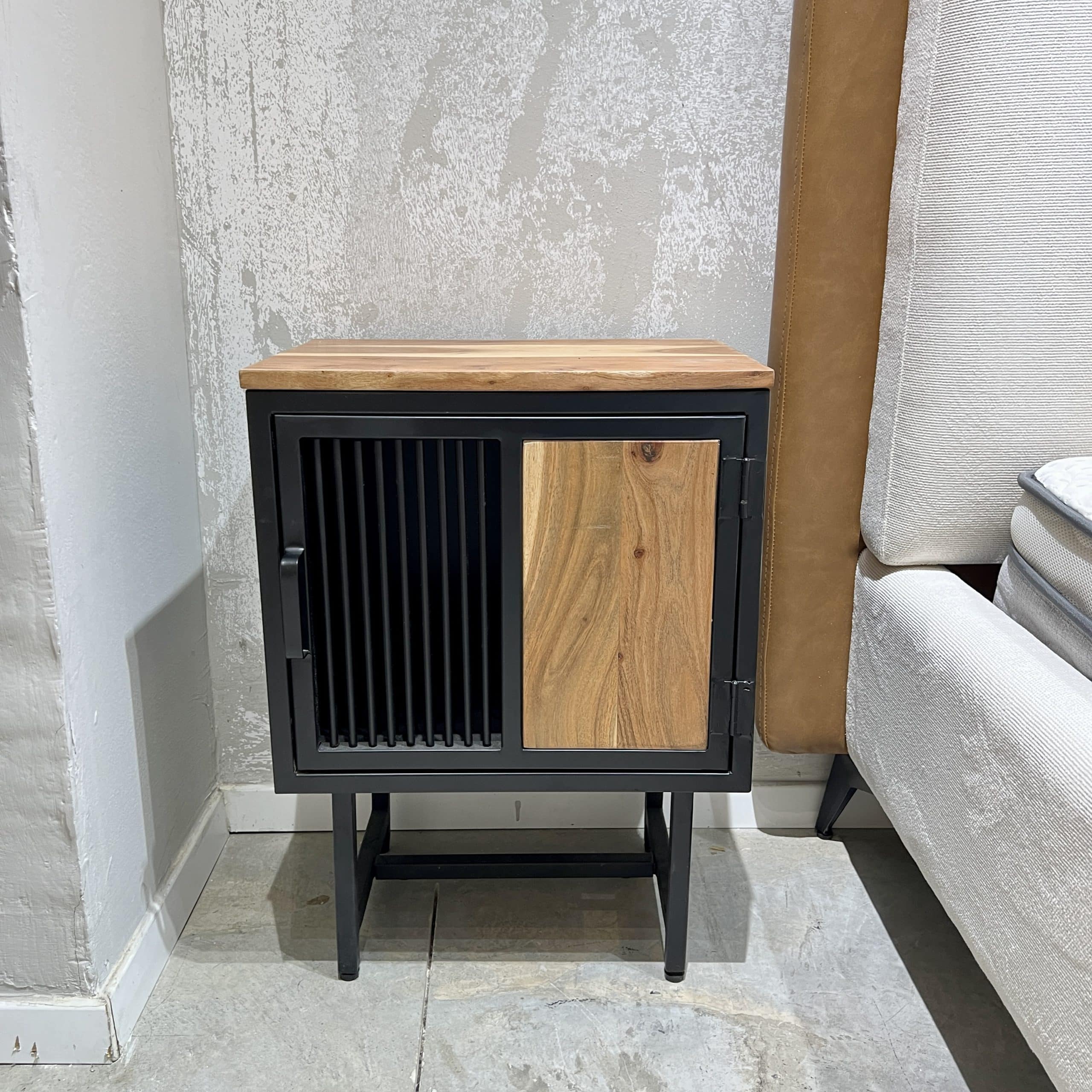 שידת צד מעוצבת עץ שיטה דלת פסים ברזל שחור דגם לילה - אחרונה במלאי!