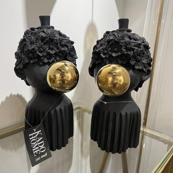 פסל ילד שיער פרחים ופקק זהב בפה שחור