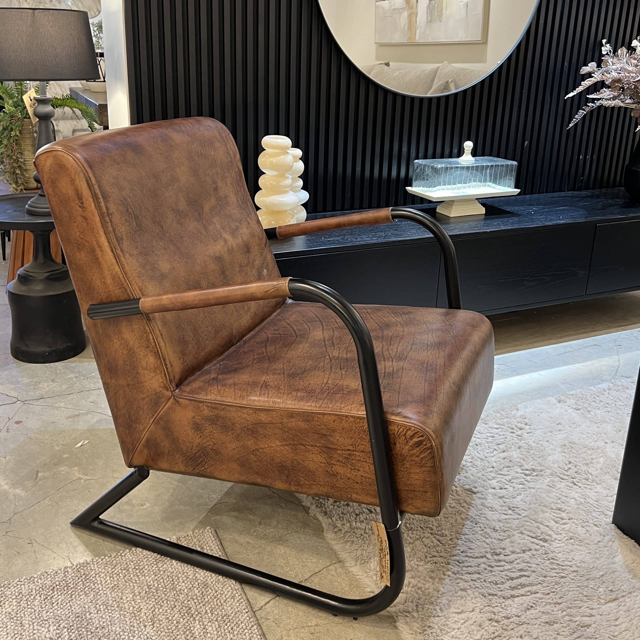 כורסא מעוצבת עור בופאלו חום ידיות ברזל שחורות דגם אמבסדור