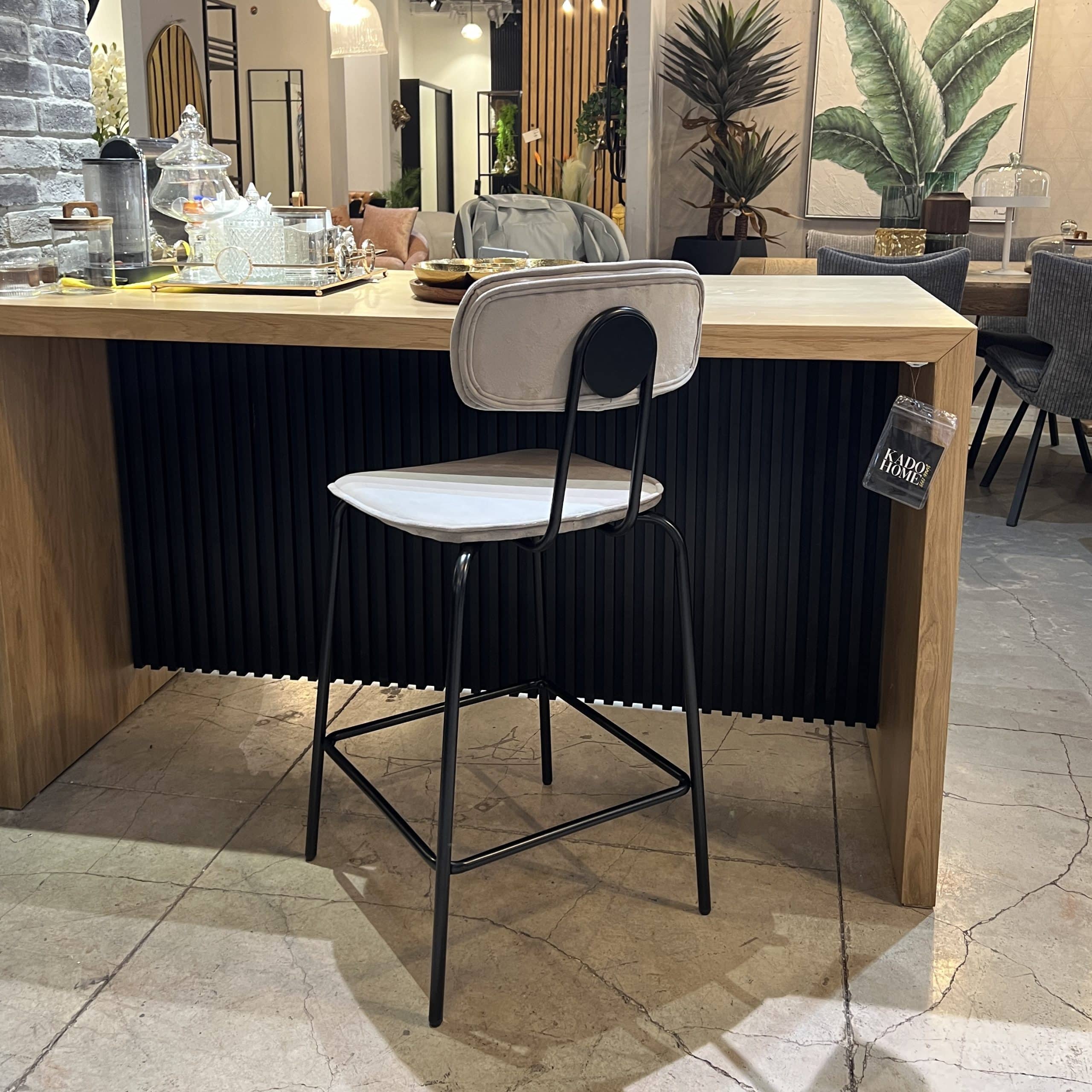 כיסא בר קטיפה אפור רגל שחורה דגם סטפני